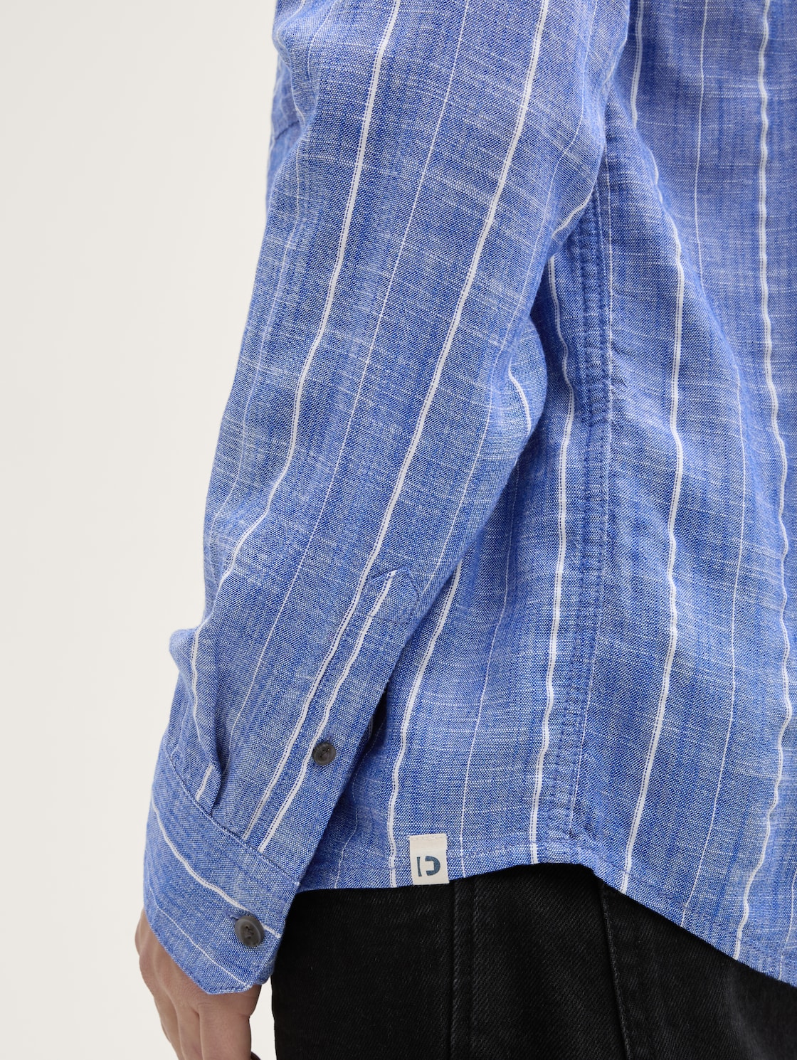 Relaxed Fit Hemd mit Leinenanteil - royale blue stripe - Detail-Model-Ansicht