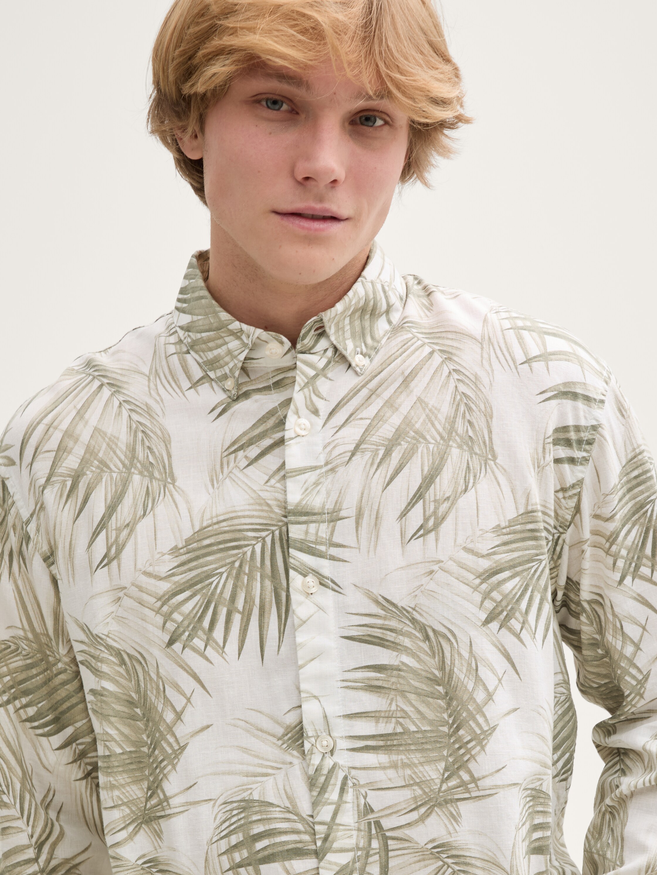 Relaxed Fit Hemd mit Leinenanteil - white_green_watery_palm_print - 