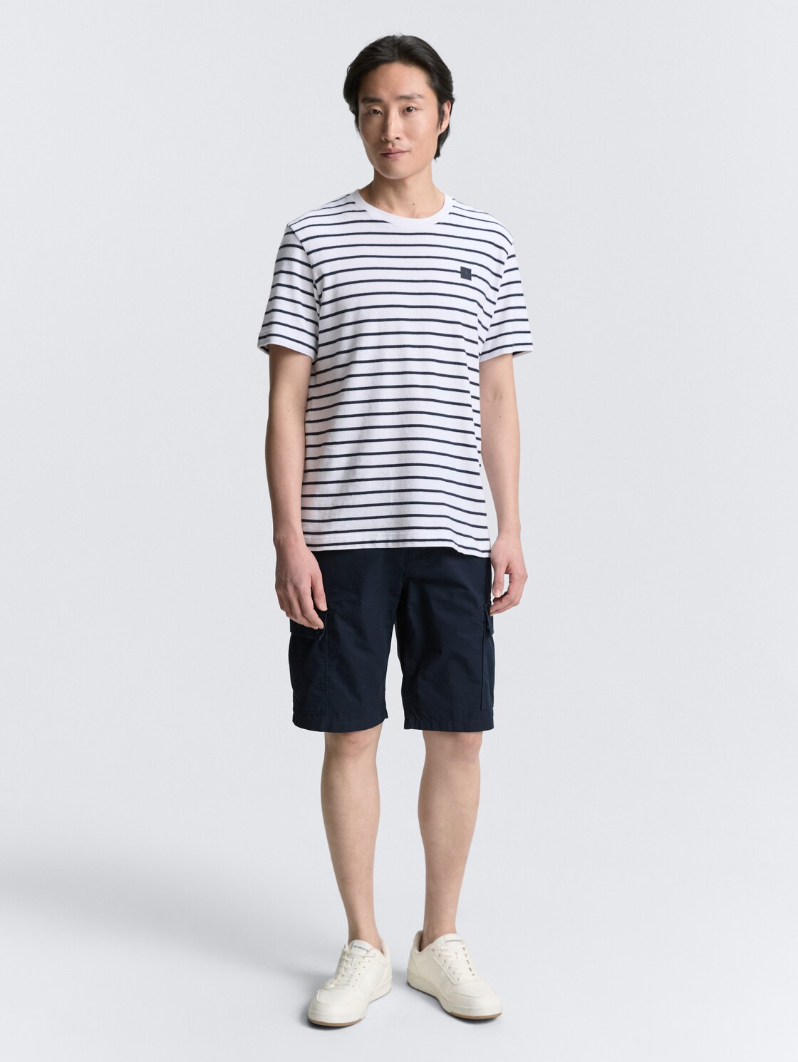 Regular Cargo Shorts aus Baumwolle - sky captain blue - Model-Vorderansicht