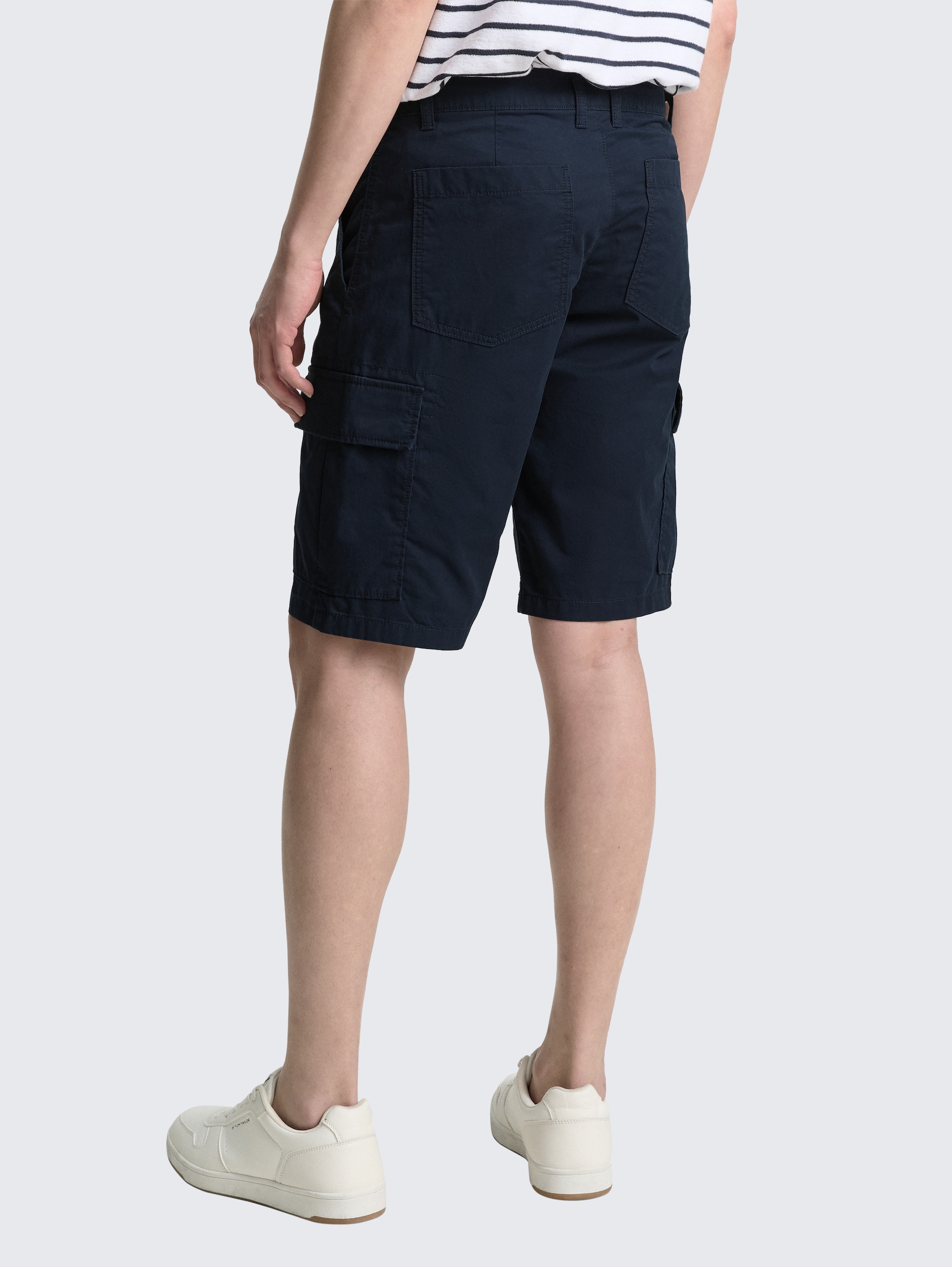 Regular Cargo Shorts aus Baumwolle - sky captain blue - Auschnitt Model-Rückansicht
