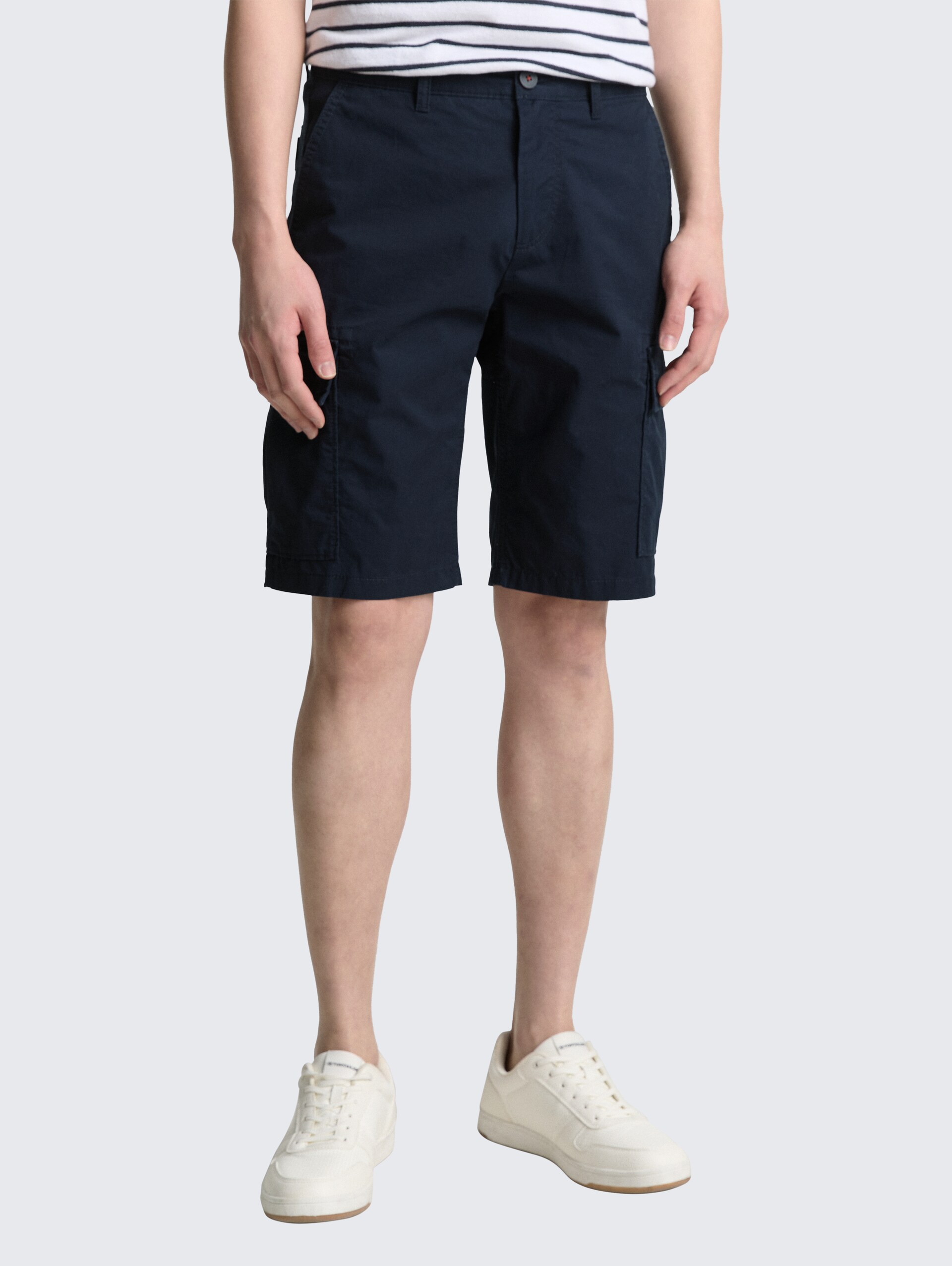 Regular Cargo Shorts aus Baumwolle - sky captain blue - Ausschnitt Model-Vorderansicht