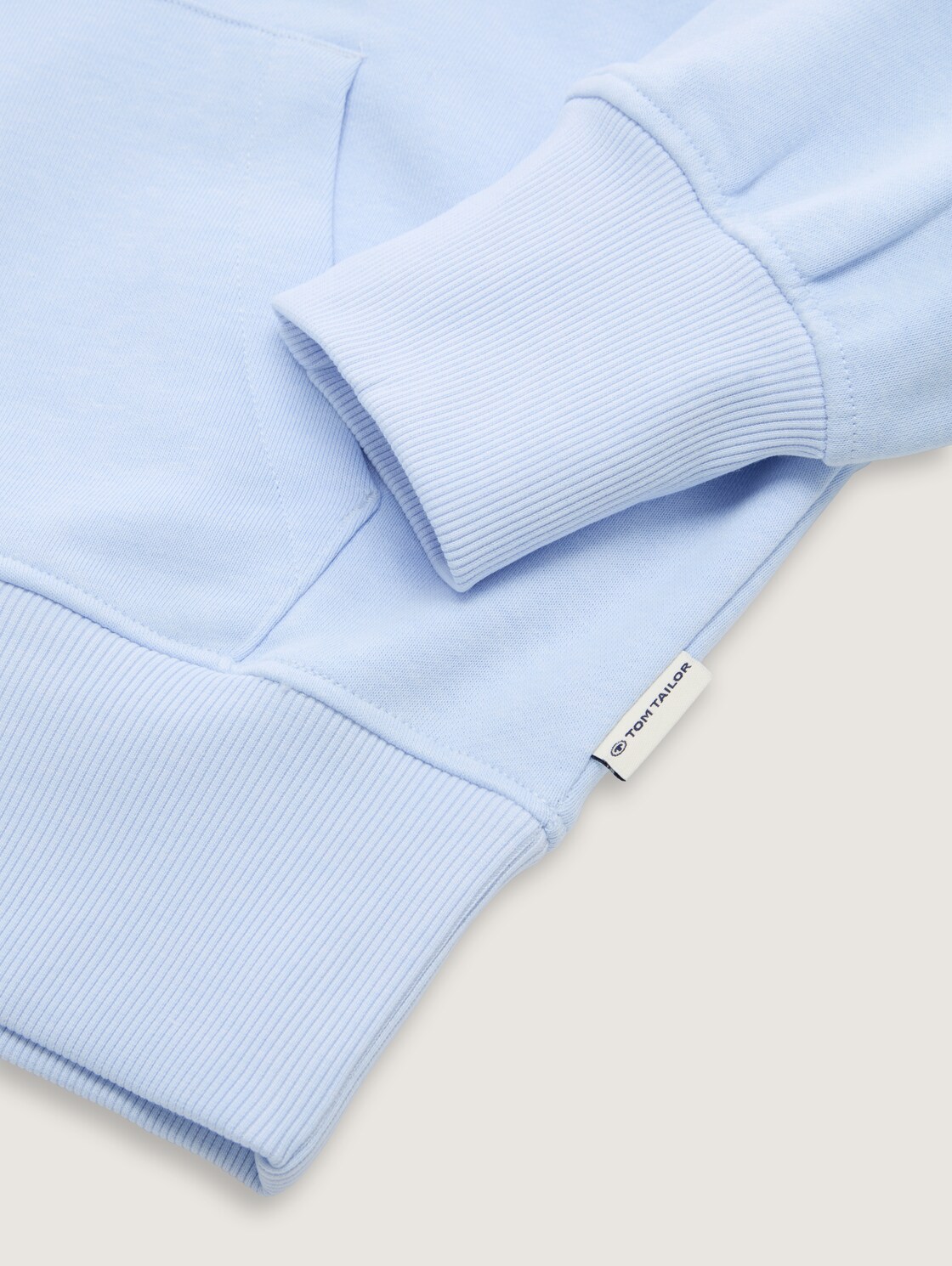 Cropped Hoodie Sweatshirt - pale morning blue - Detail-Model-Ansicht