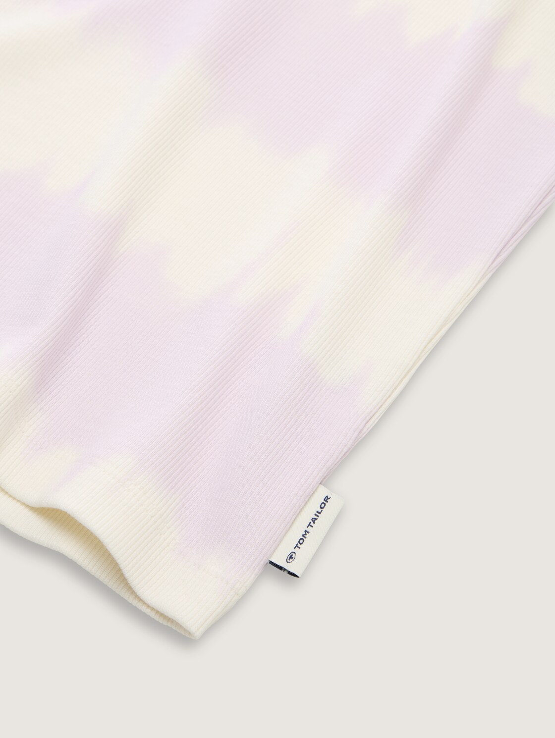Ripp T-Shirt im Batik-Look - pale spring lilac tie dye - Detail-Model-Ansicht