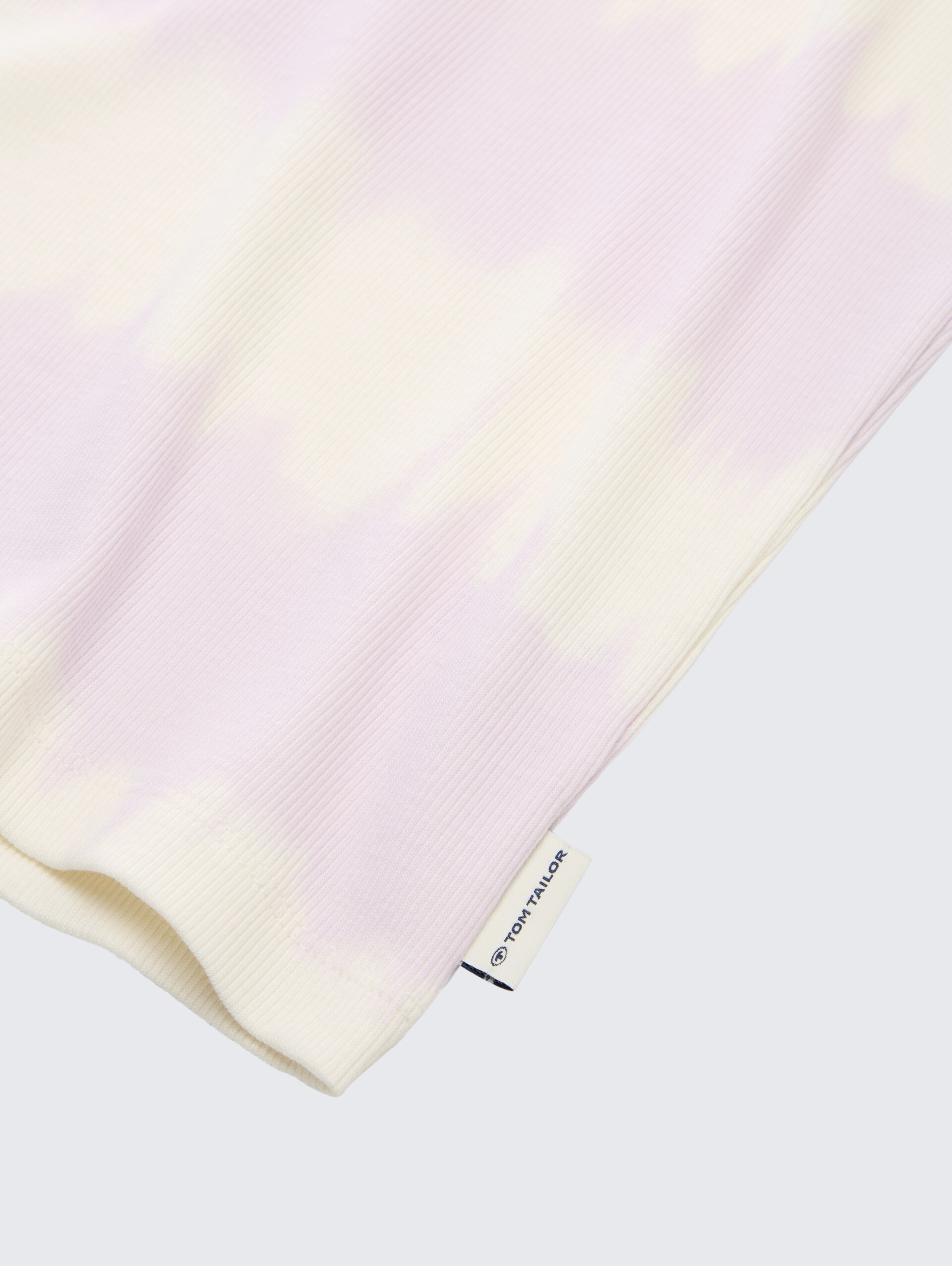 Ripp T-Shirt im Batik-Look - pale spring lilac tie dye - Detail-Model-Ansicht