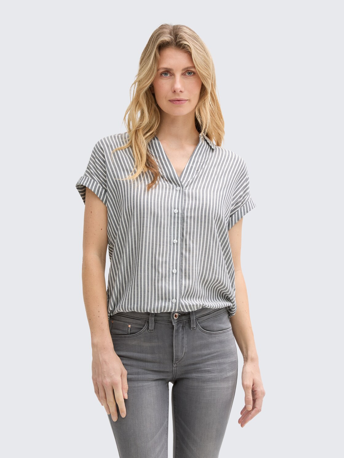 Loose Fit Bluse mit Streifenmuster - navy white thin stripe - Ausschnitt Model-Vorderansicht