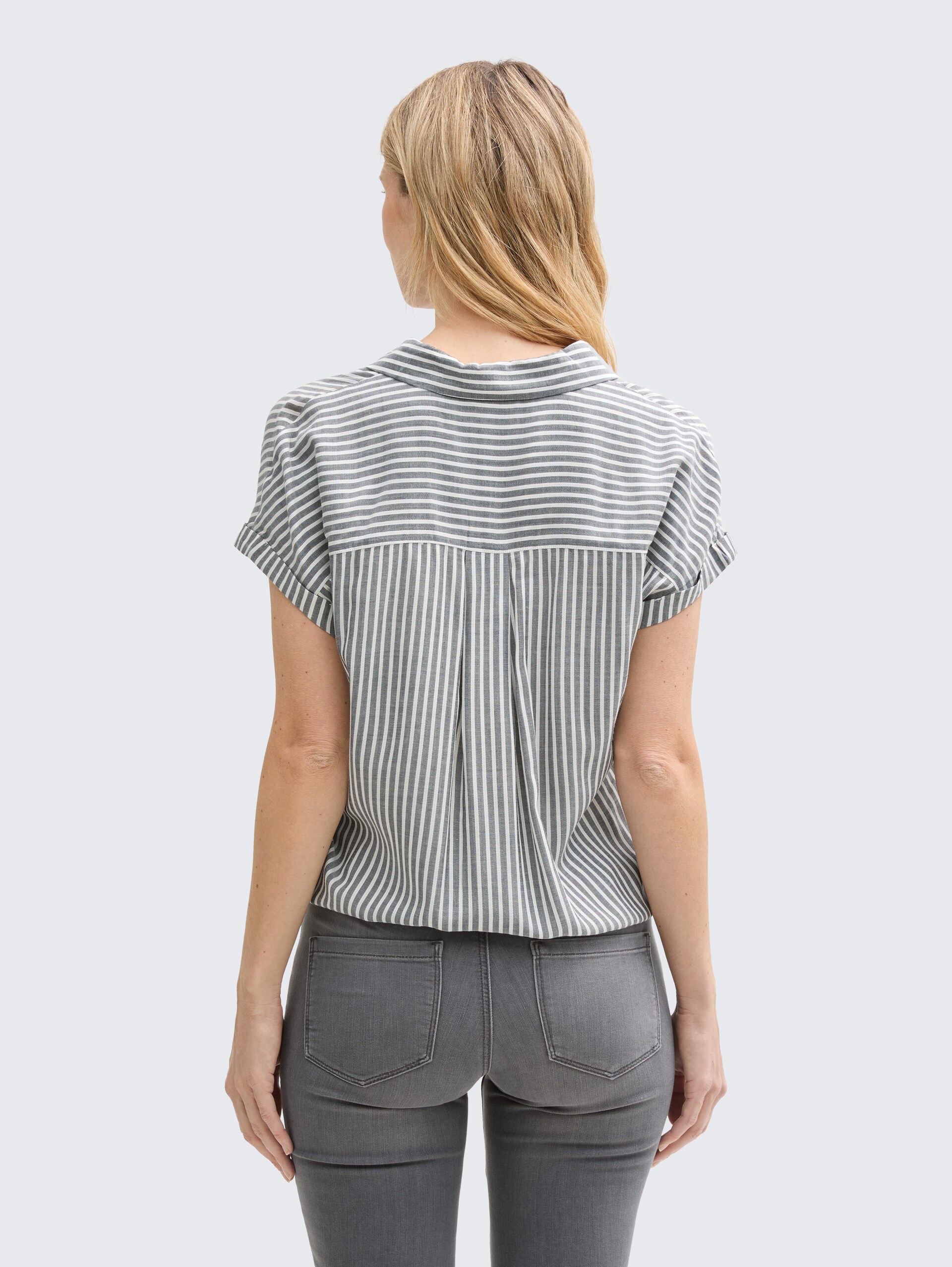 Loose Fit Bluse mit Streifenmuster - navy white thin stripe - Auschnitt Model-Rückansicht