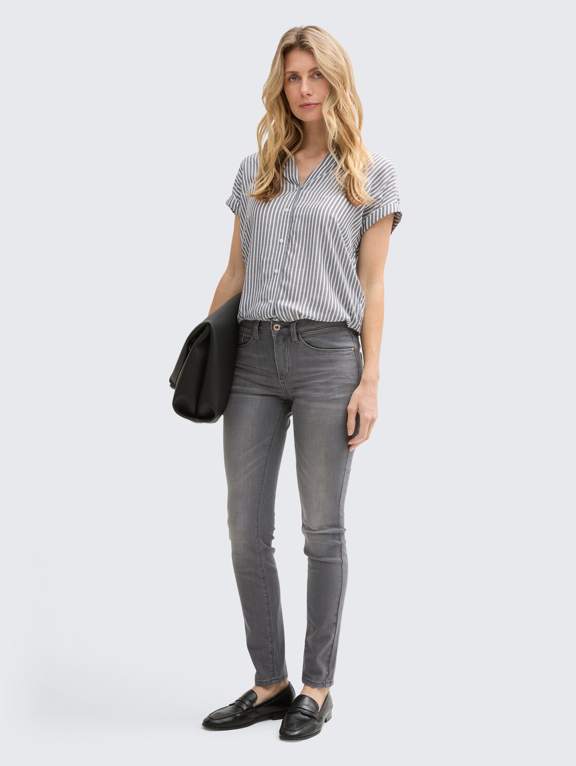 Loose Fit Bluse mit Streifenmuster - navy white thin stripe - Model-Vorderansicht