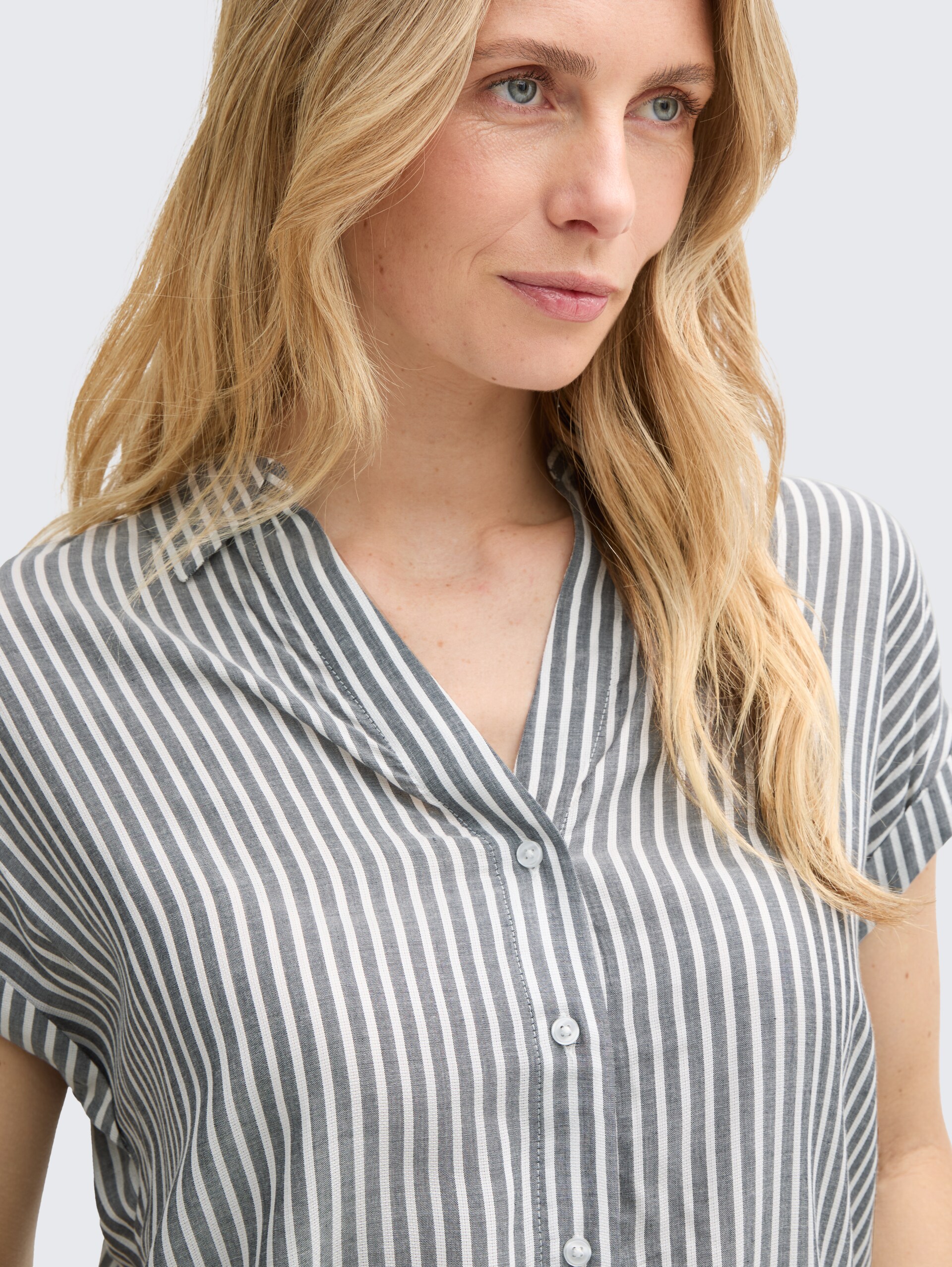 Loose Fit Bluse mit Streifenmuster - navy white thin stripe - Detail-Model-Ansicht