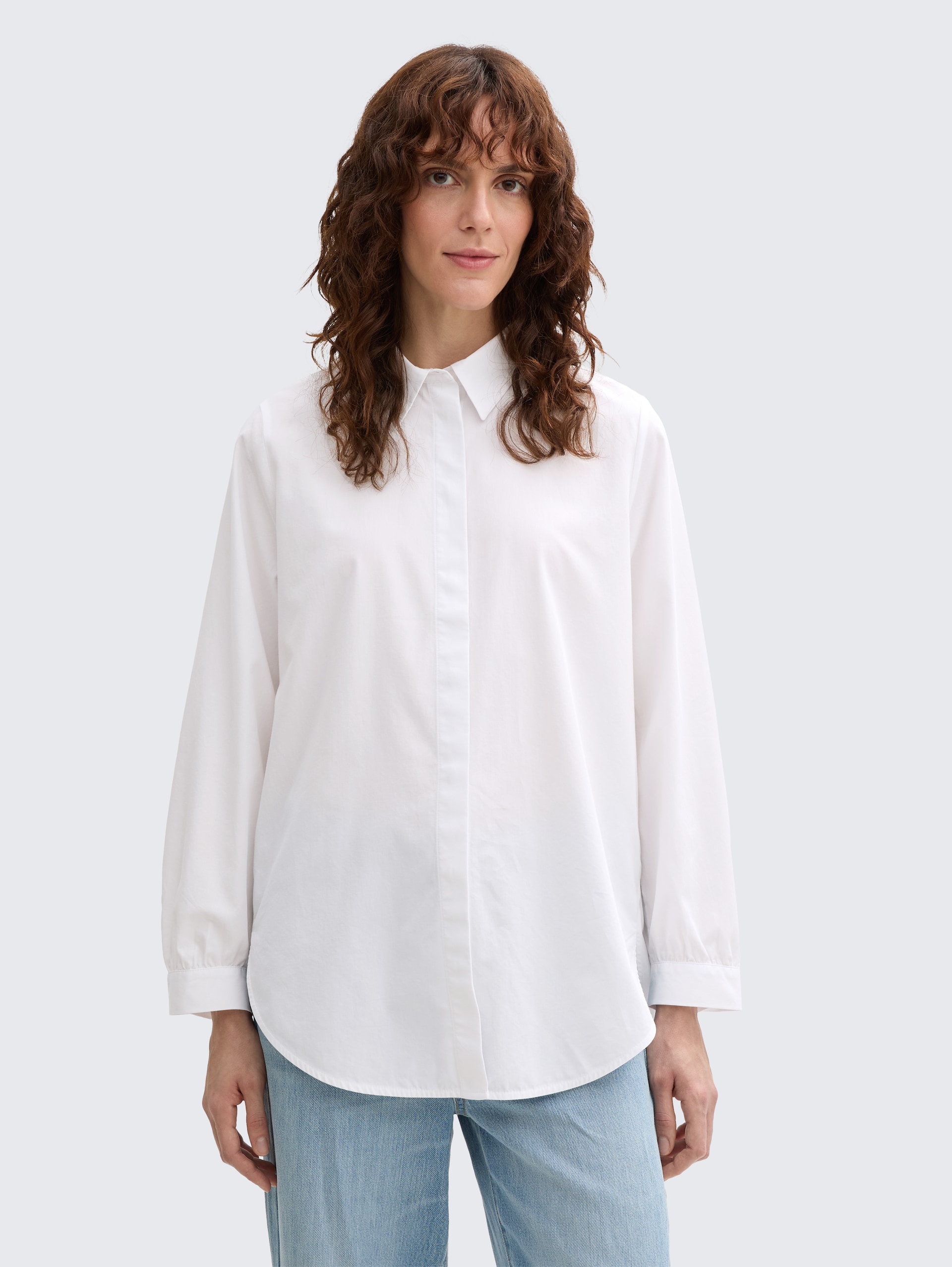 Loose Fit Hemdbluse - White - Ausschnitt Model-Vorderansicht