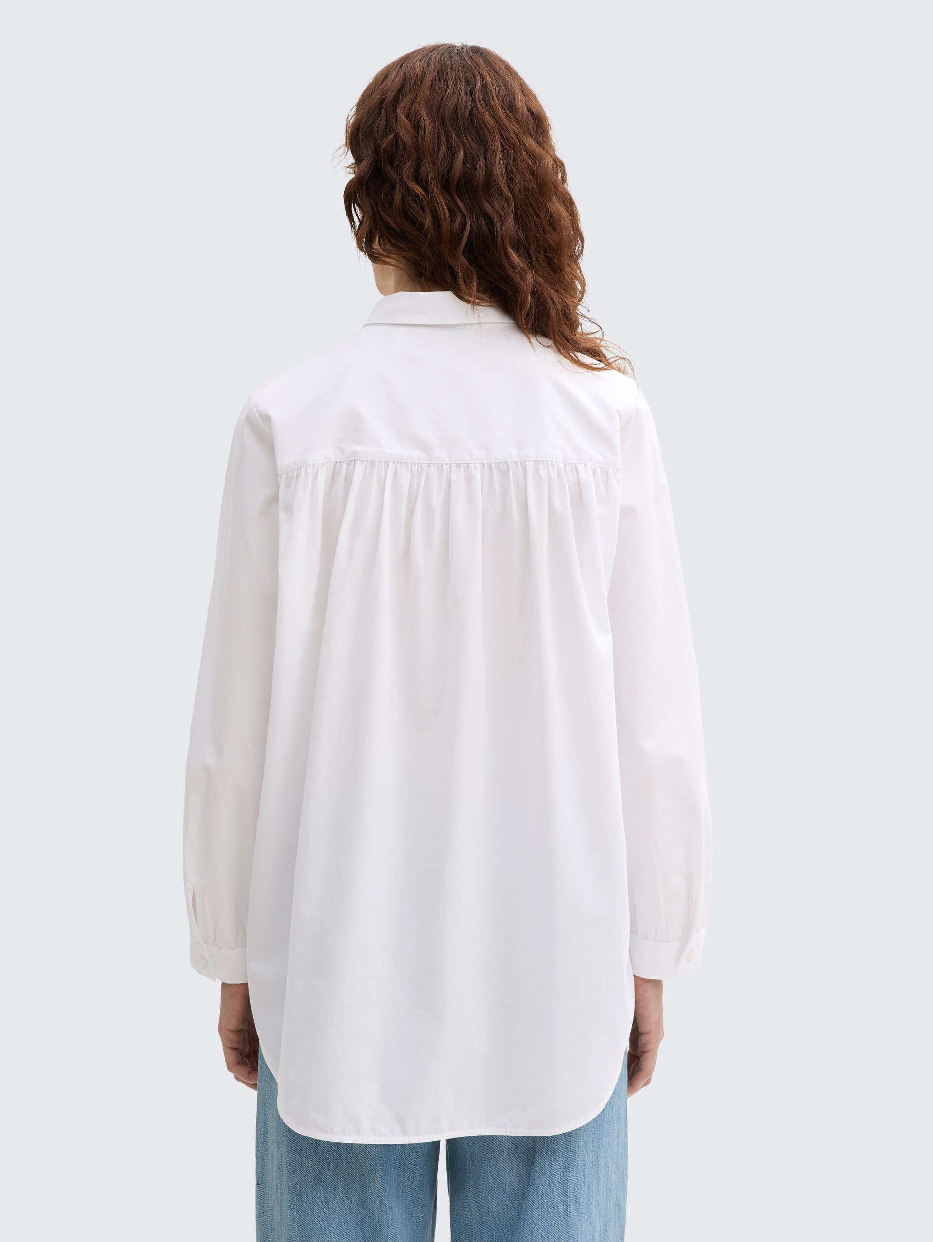 Loose Fit Hemdbluse - White - Auschnitt Model-Rückansicht