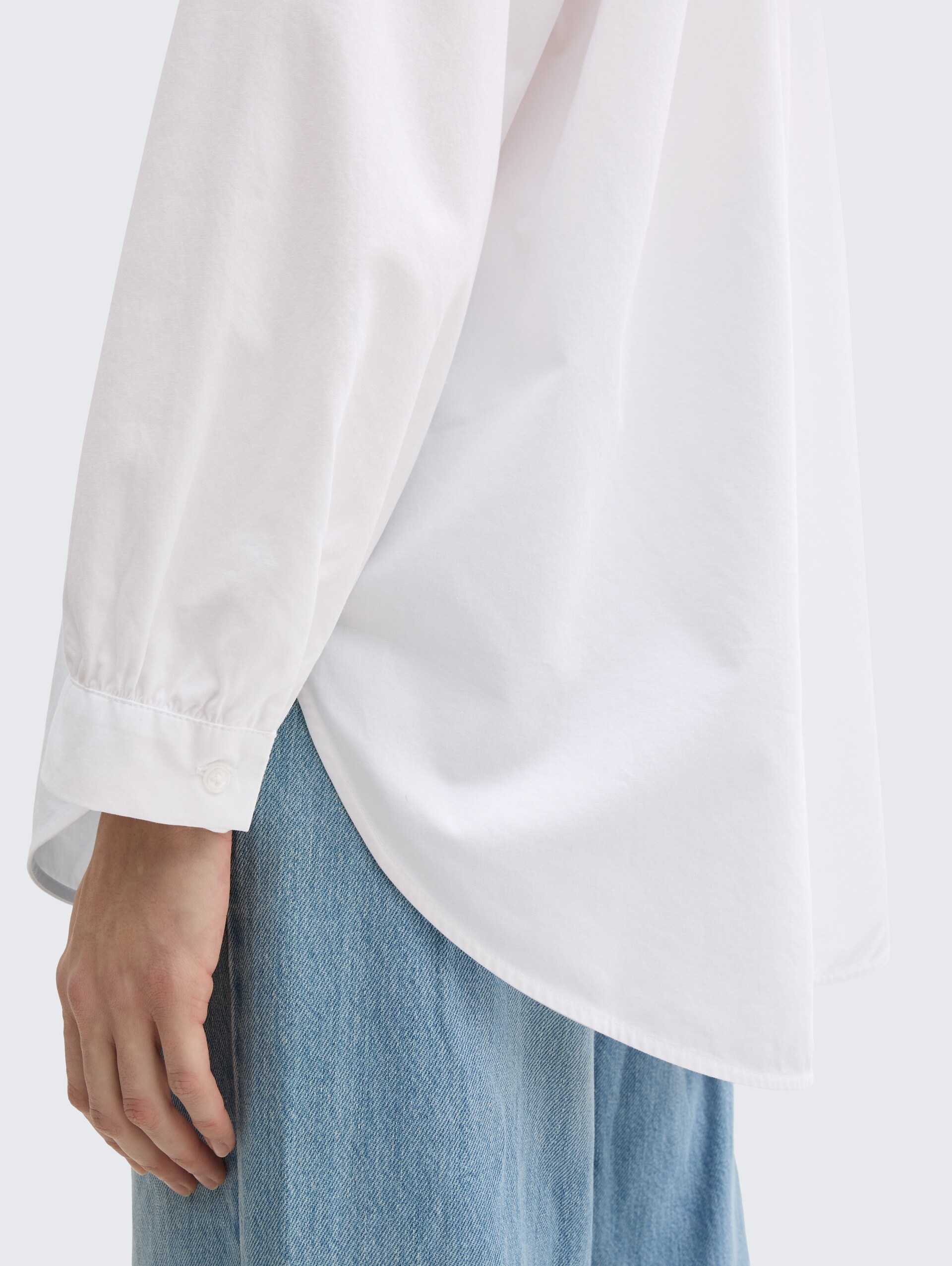 Loose Fit Hemdbluse - White - Detail-Model-Ansicht