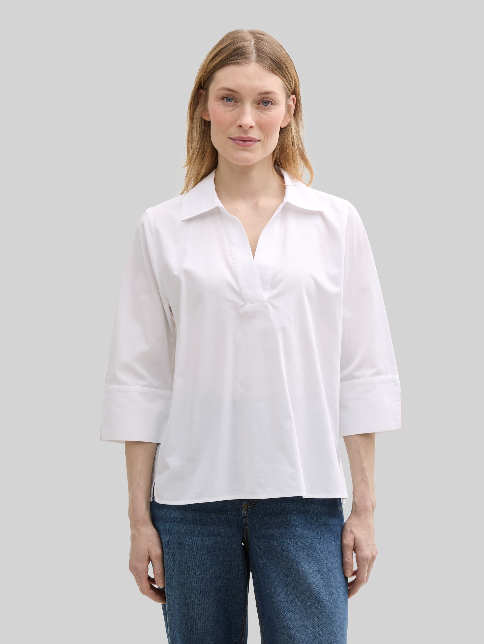 Loose fit blouse with collar - White - Neckline model front view