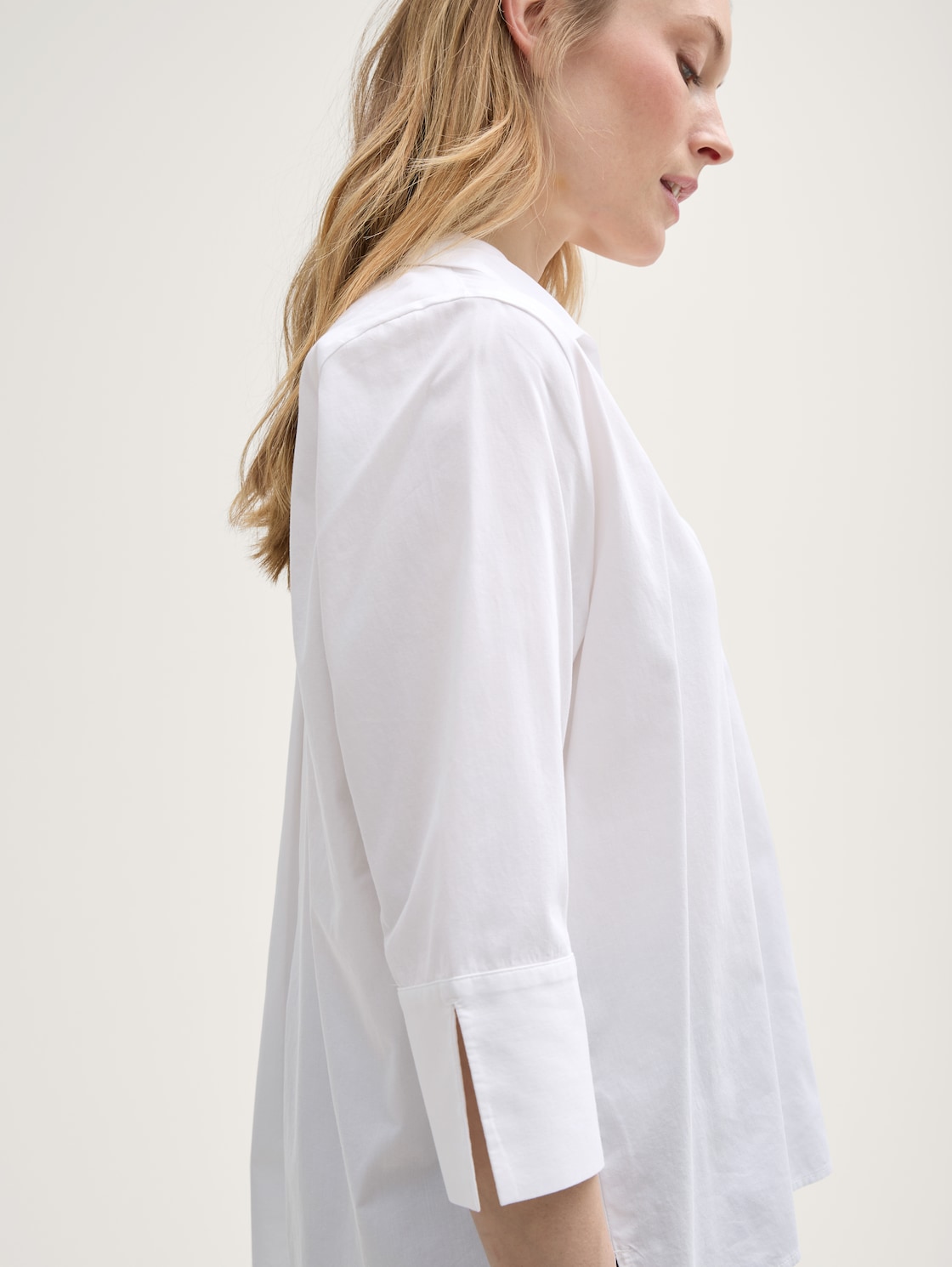 Loose Fit Bluse mit Kragen - White - Detail-Model-Ansicht