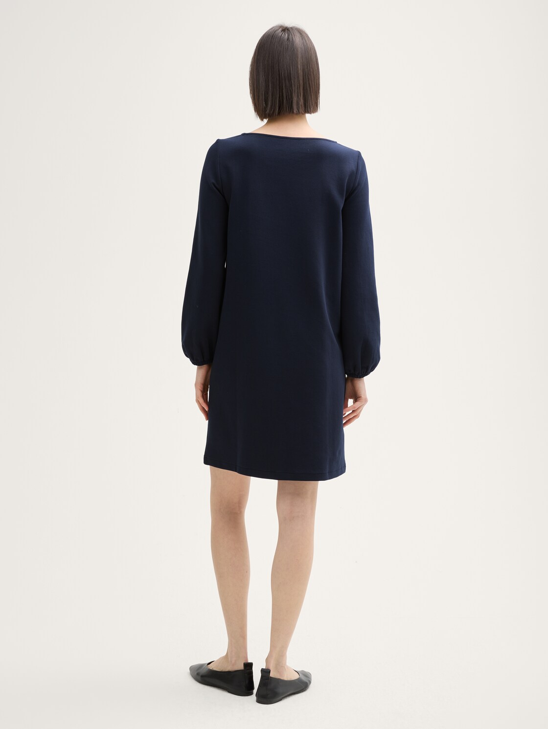 Knielanges Kleid mit Struktur - sky captain blue - Model-Rückansicht