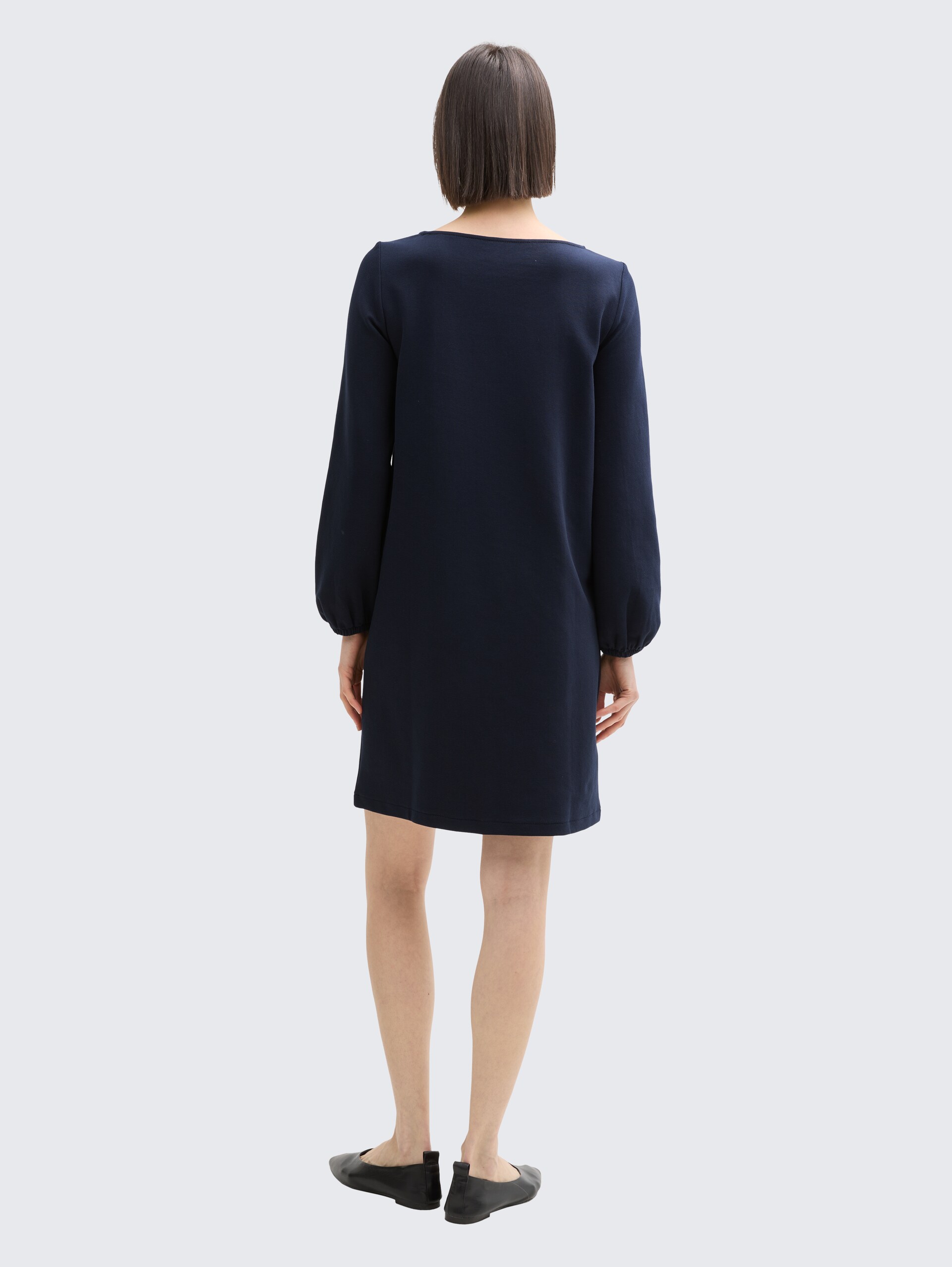 Knielanges Kleid mit Struktur - sky captain blue - Model-Rückansicht