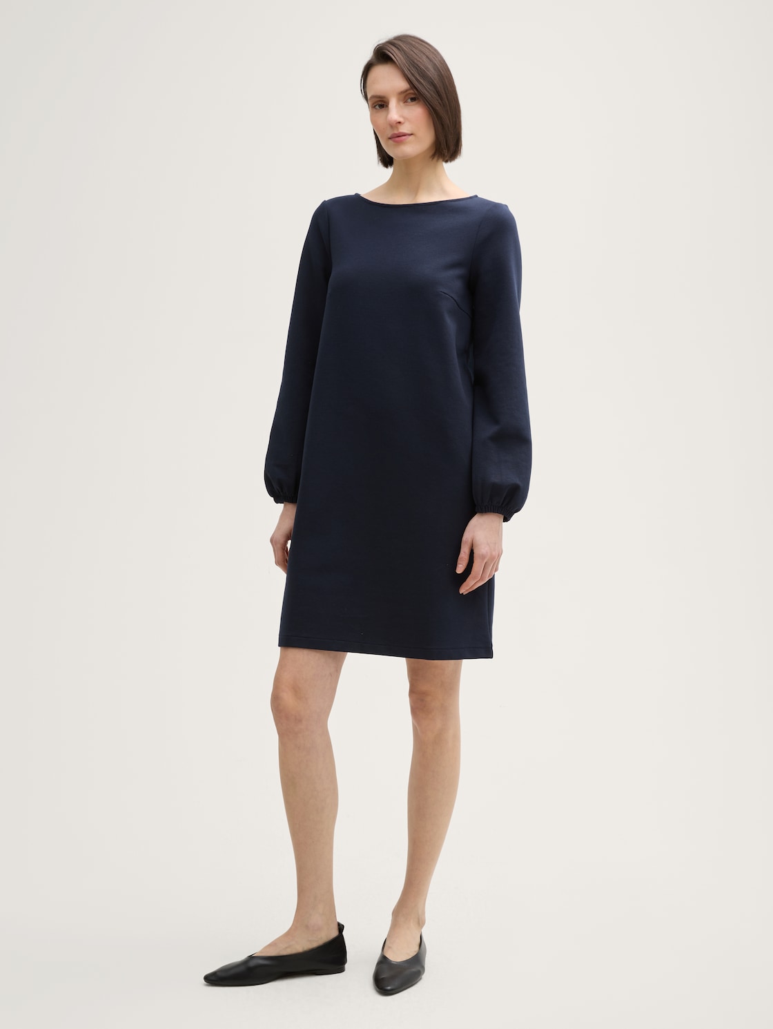Knielanges Kleid mit Struktur - sky captain blue - seitliche Model-Ansicht