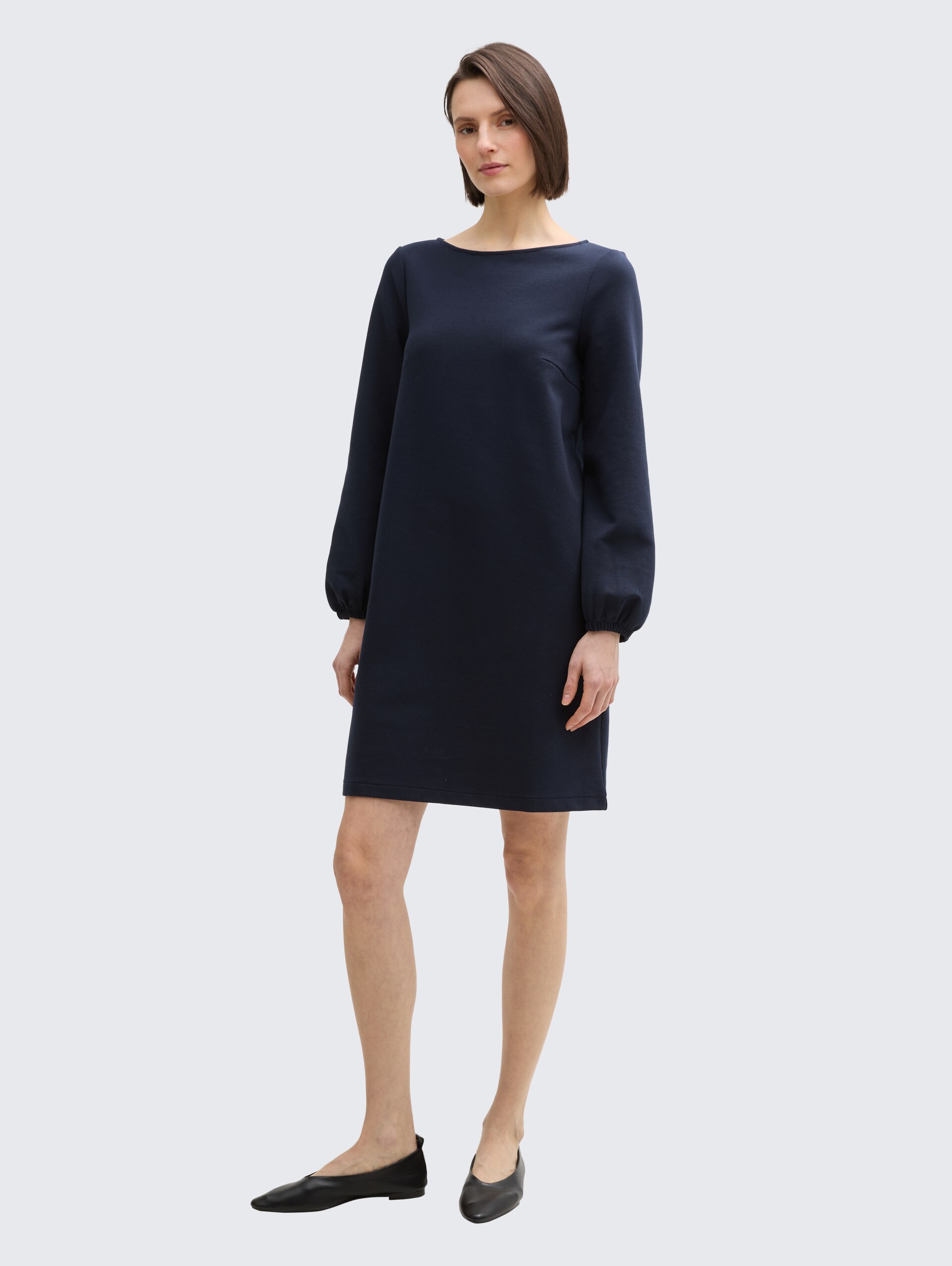 Knielanges Kleid mit Struktur - sky captain blue - seitliche Model-Ansicht