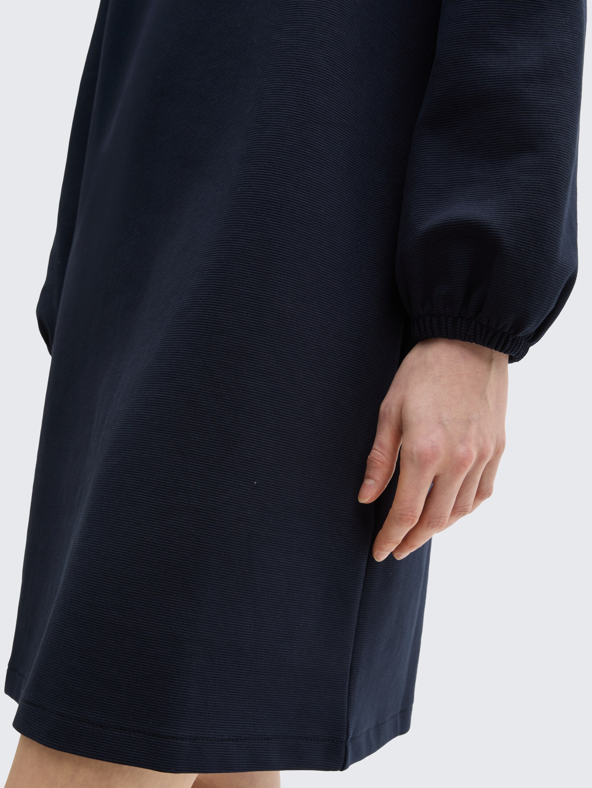 Knielanges Kleid mit Struktur - sky captain blue - Detail-Model-Ansicht