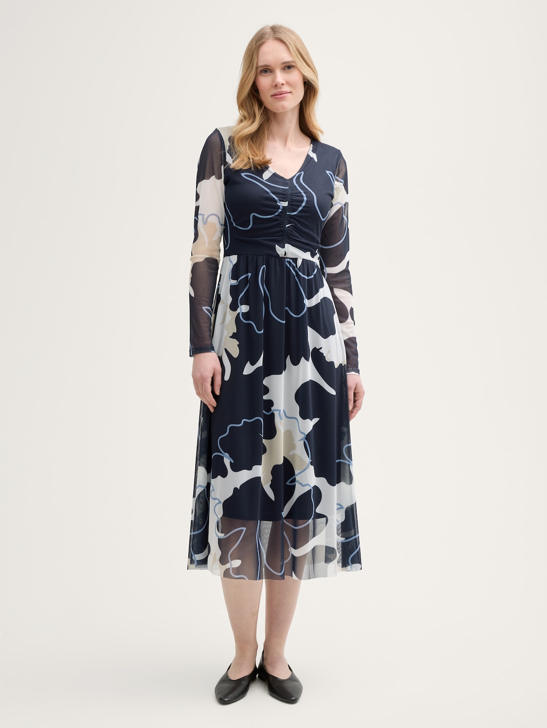 Midi-Meshkleid mit Raffungen - big floral shapes design - Model-Vorderansicht