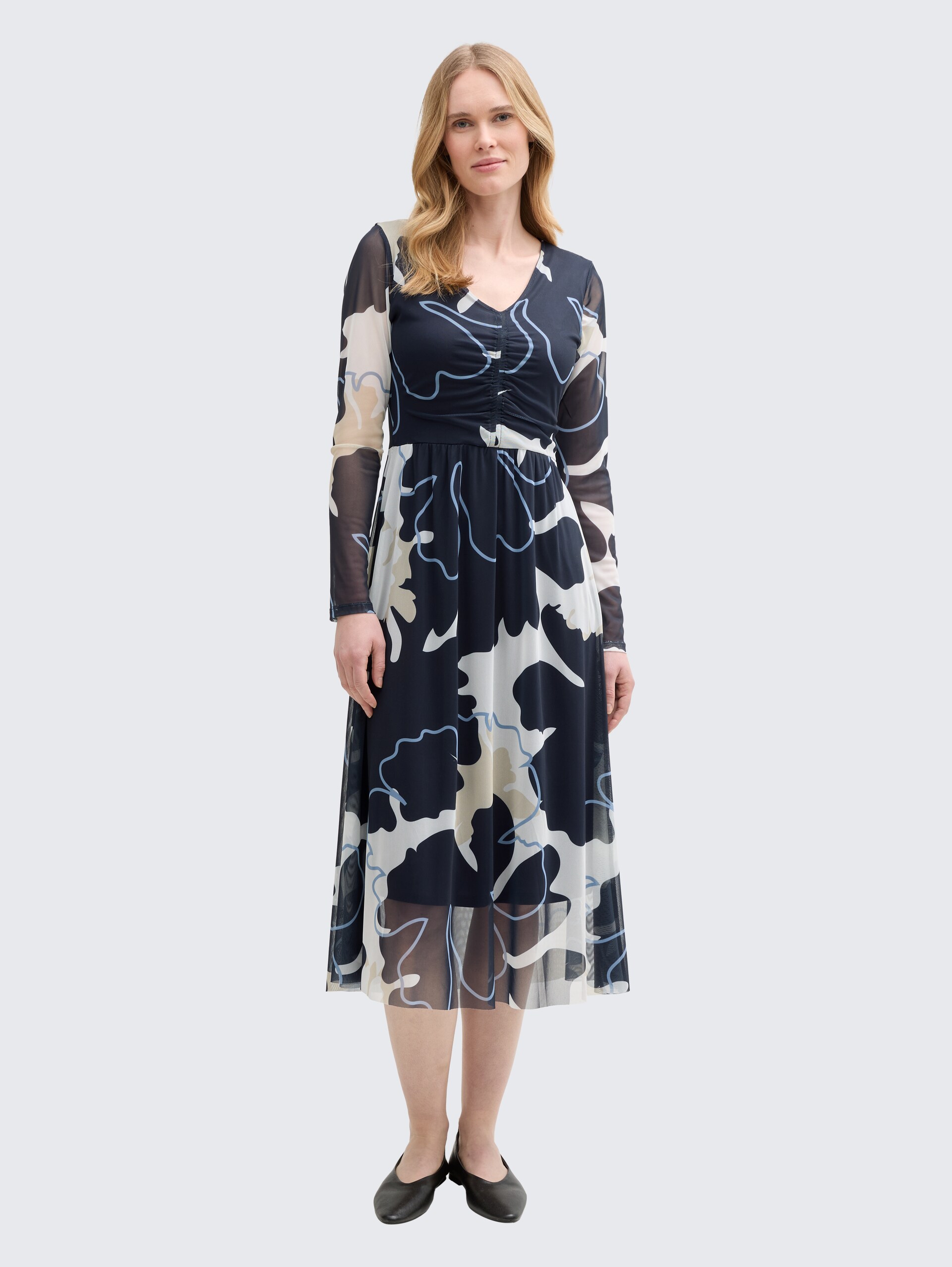 Midi-Meshkleid mit Raffungen - big floral shapes design - Model-Vorderansicht