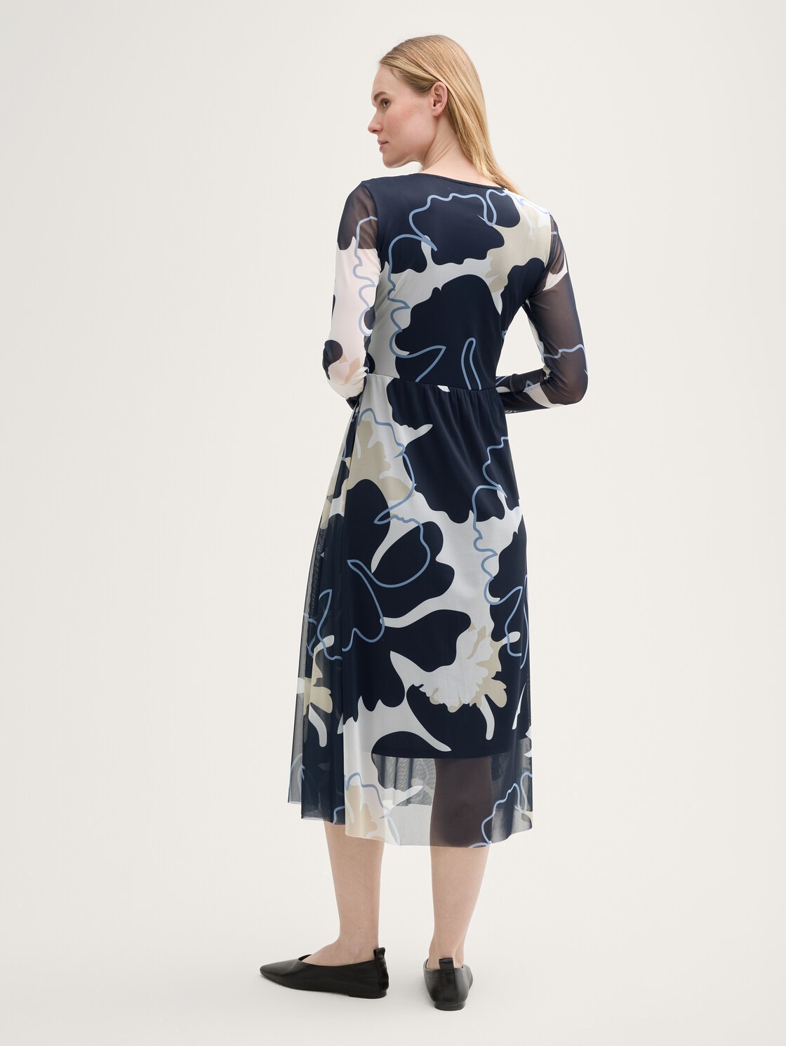 Midi-Meshkleid mit Raffungen - big floral shapes design - Model-Rückansicht
