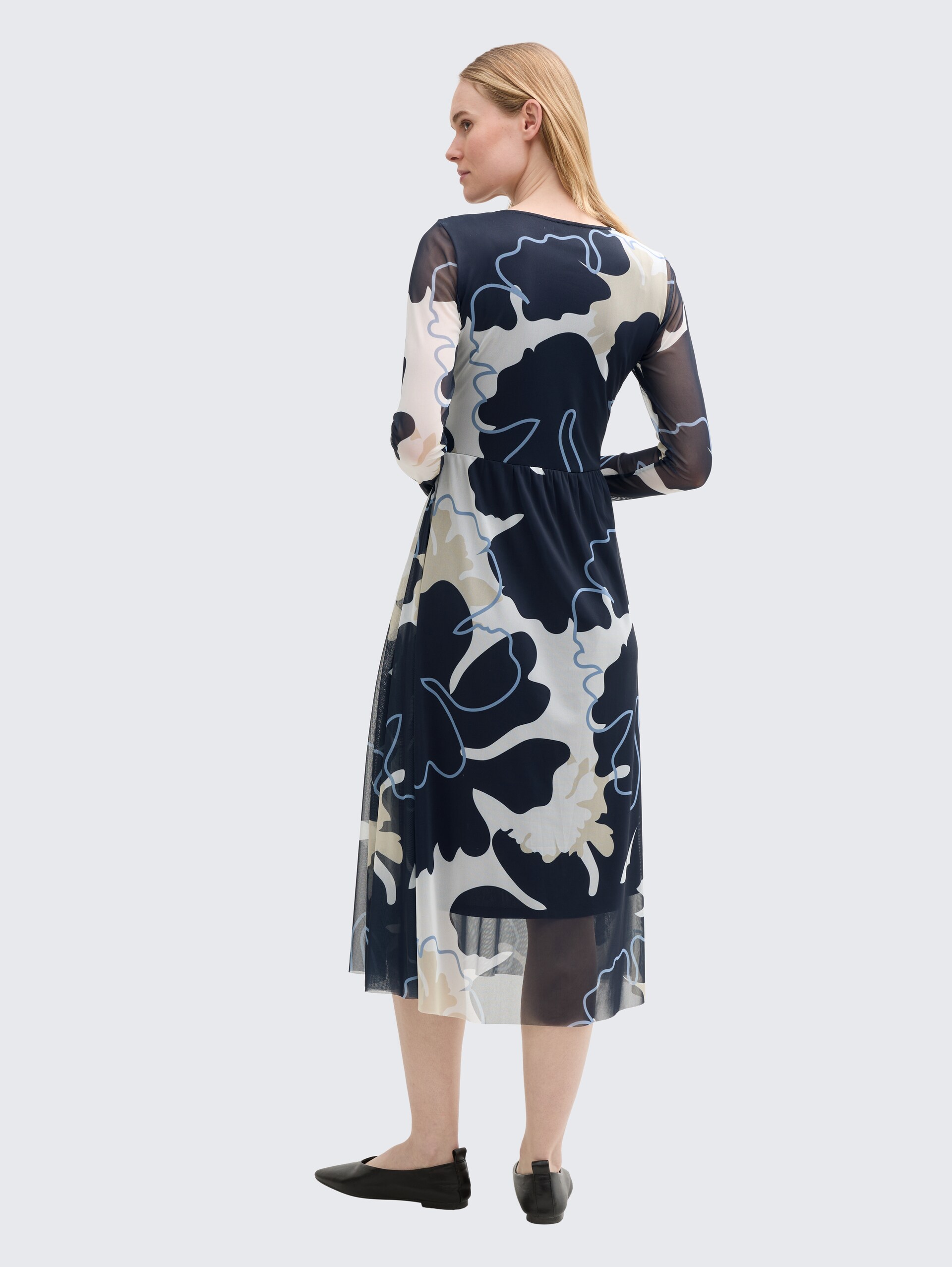 Midi-Meshkleid mit Raffungen - big floral shapes design - Model-Rückansicht