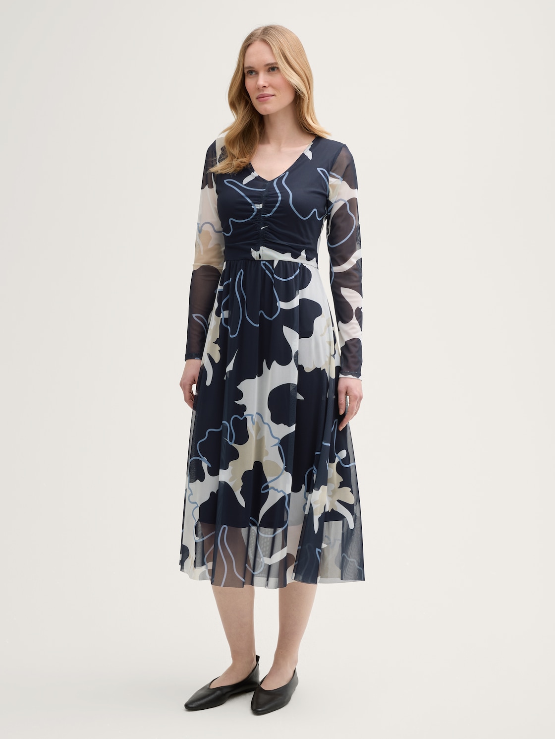 Midi-Meshkleid mit Raffungen - big floral shapes design - seitliche Model-Ansicht