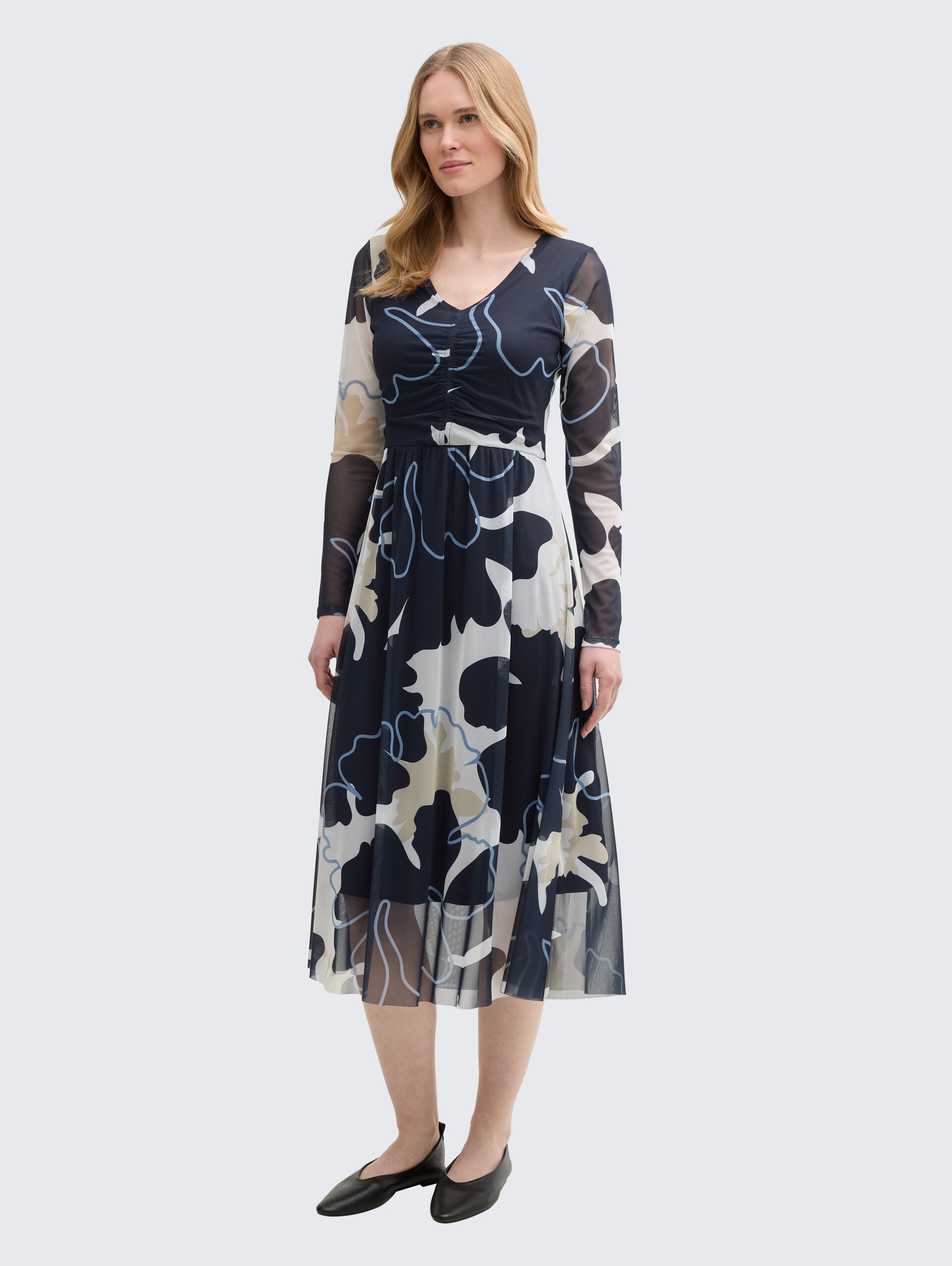 Midi-Meshkleid mit Raffungen - big floral shapes design - seitliche Model-Ansicht