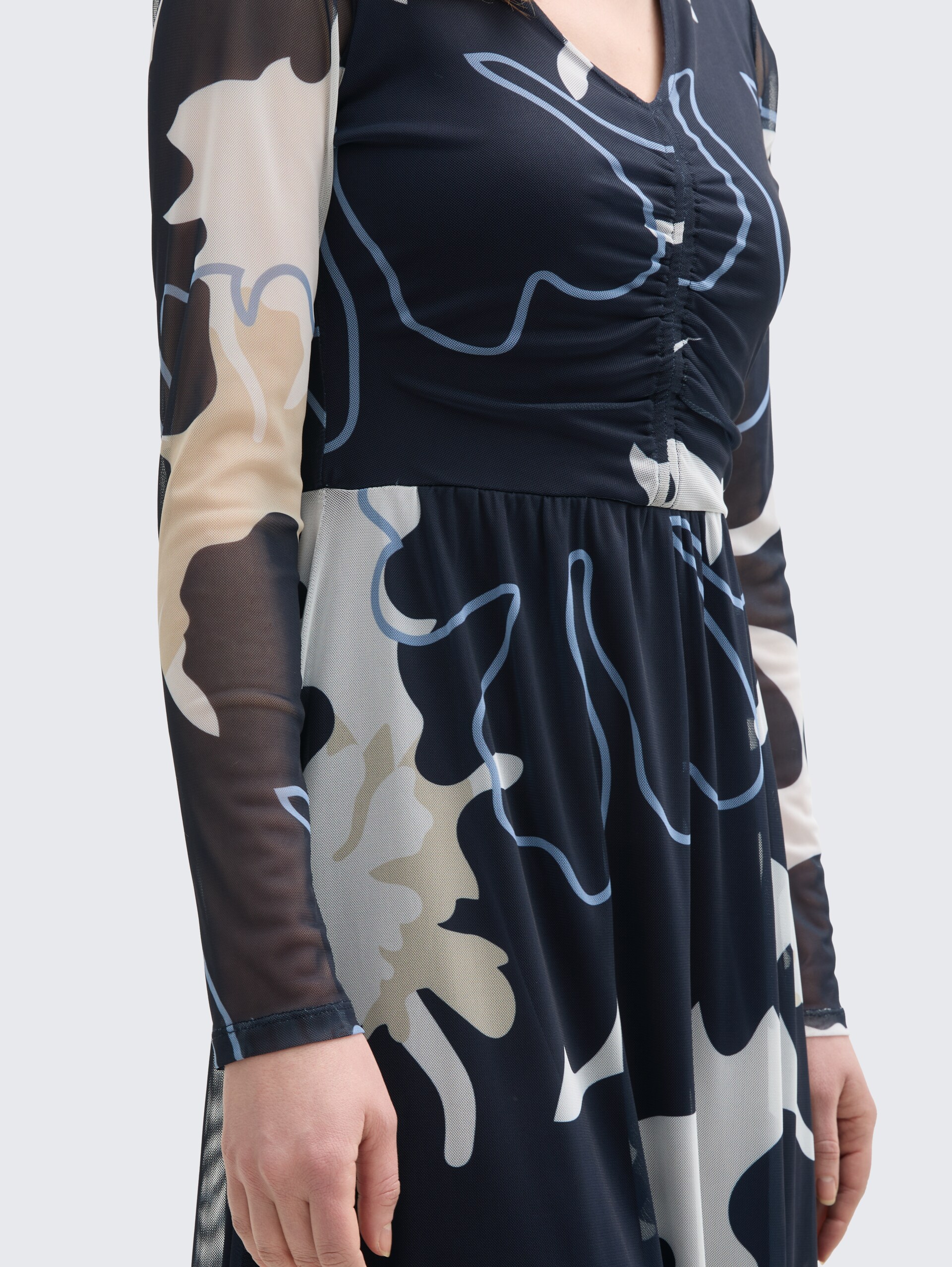 Midi-Meshkleid mit Raffungen - big floral shapes design - Detail-Model-Ansicht