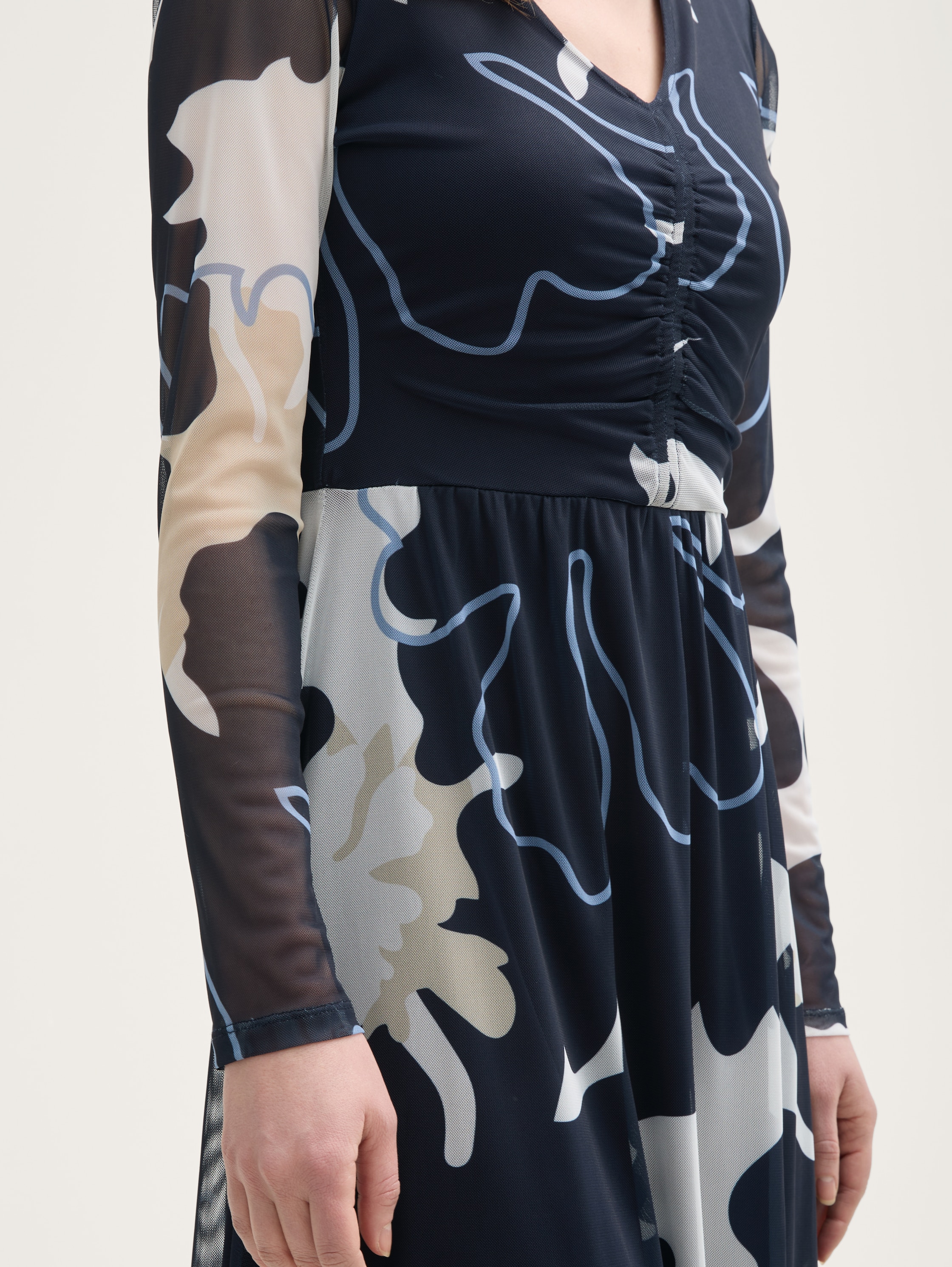 Midi-Meshkleid mit Raffungen - big_floral_shapes_design - 