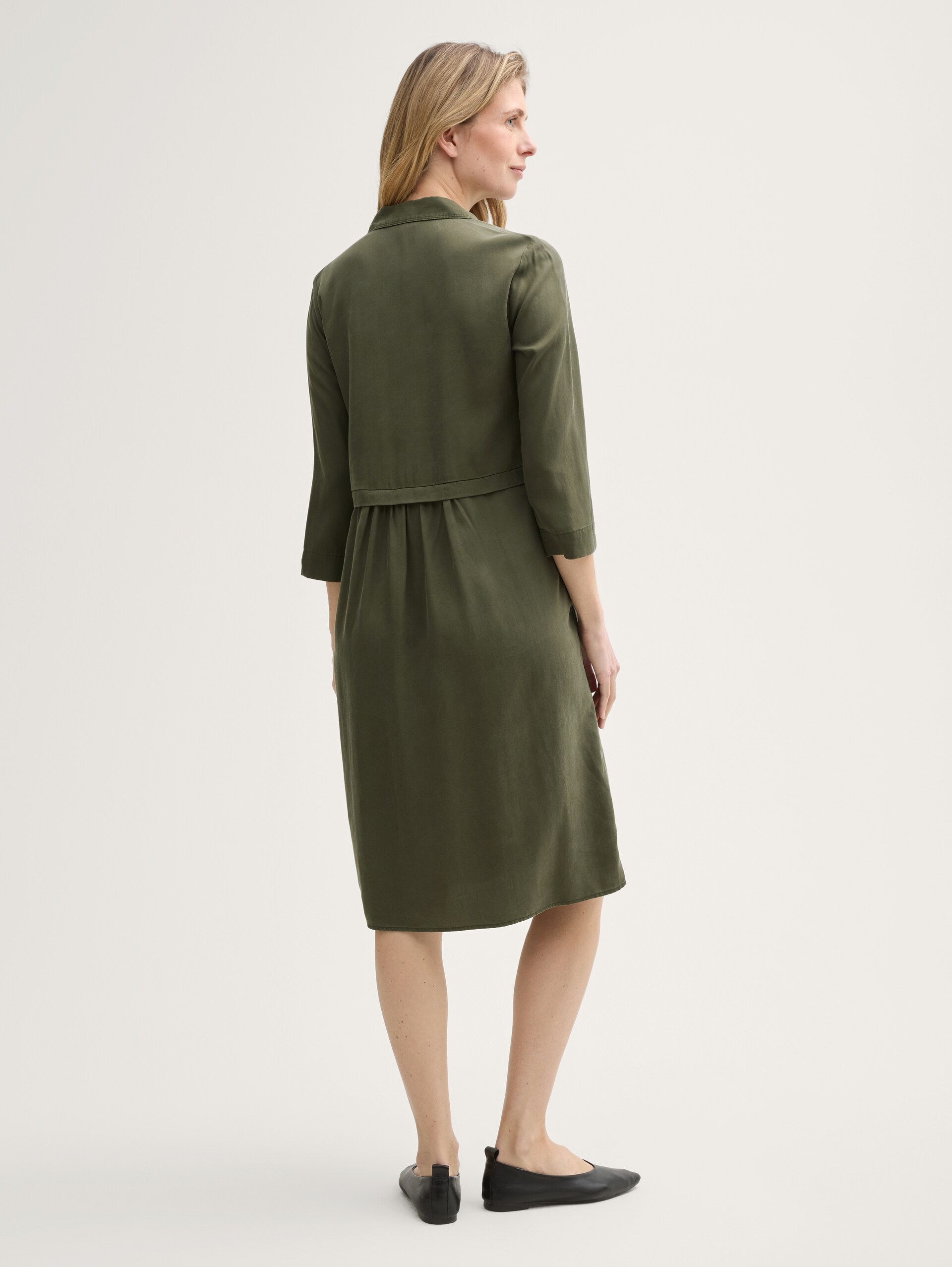 Blousejurk met look - Deep Forest Green - Model-achteraanzicht