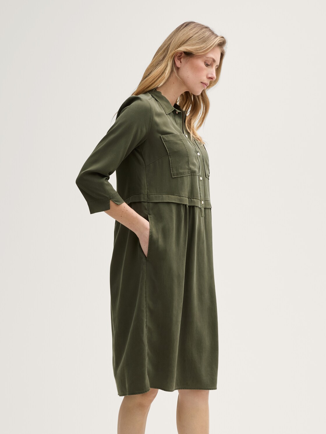 Blusenkleid im Utility-Look - Deep Forest Green - seitliche Model-Ansicht