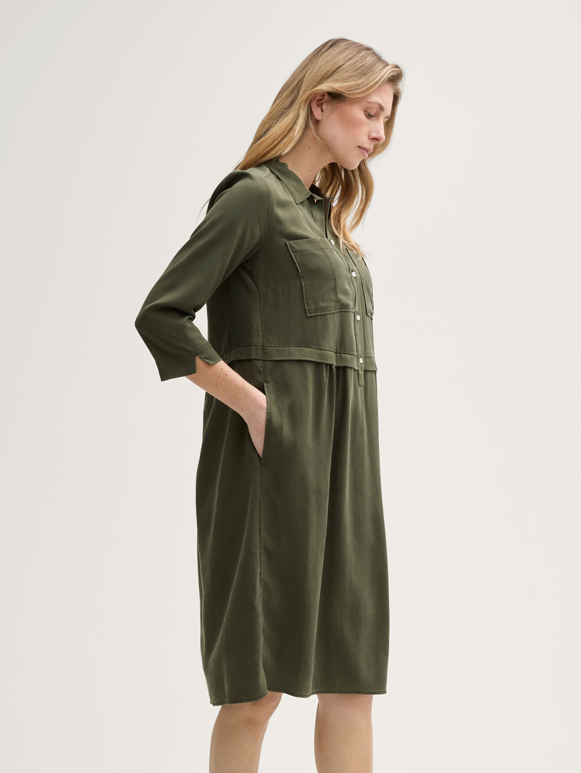 Blousejurk met look - Deep Forest Green - zijaanzicht model