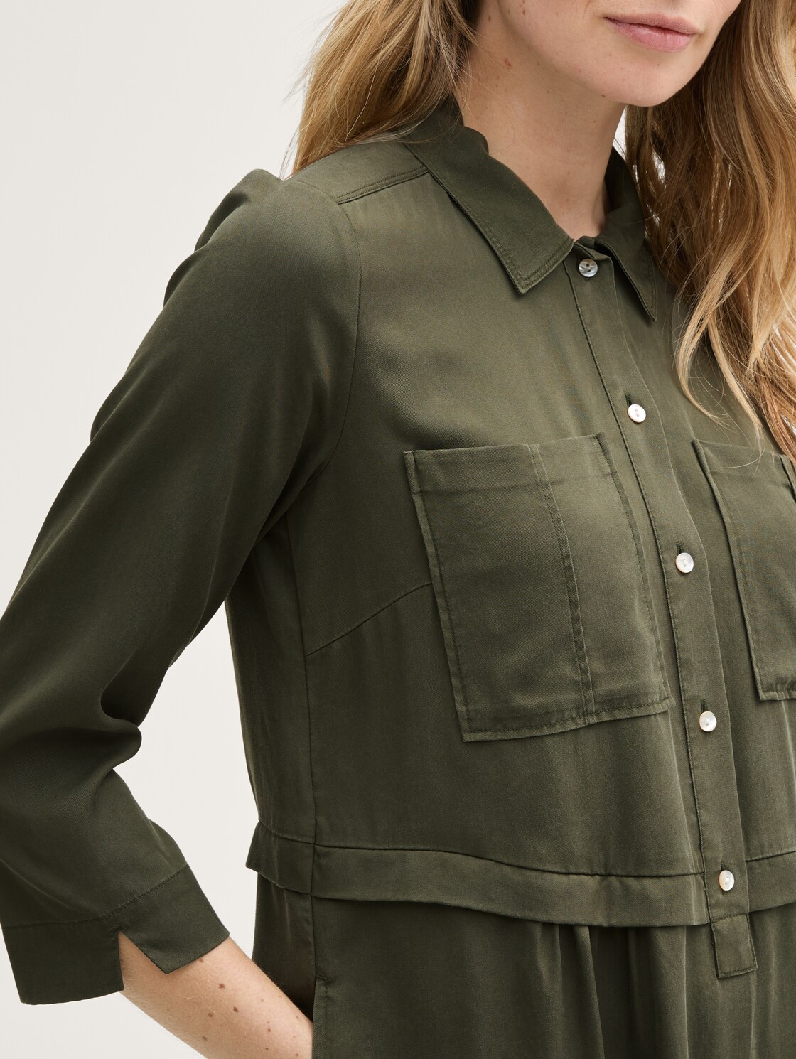 Blusenkleid im Utility-Look - Deep Forest Green - Detail-Model-Ansicht