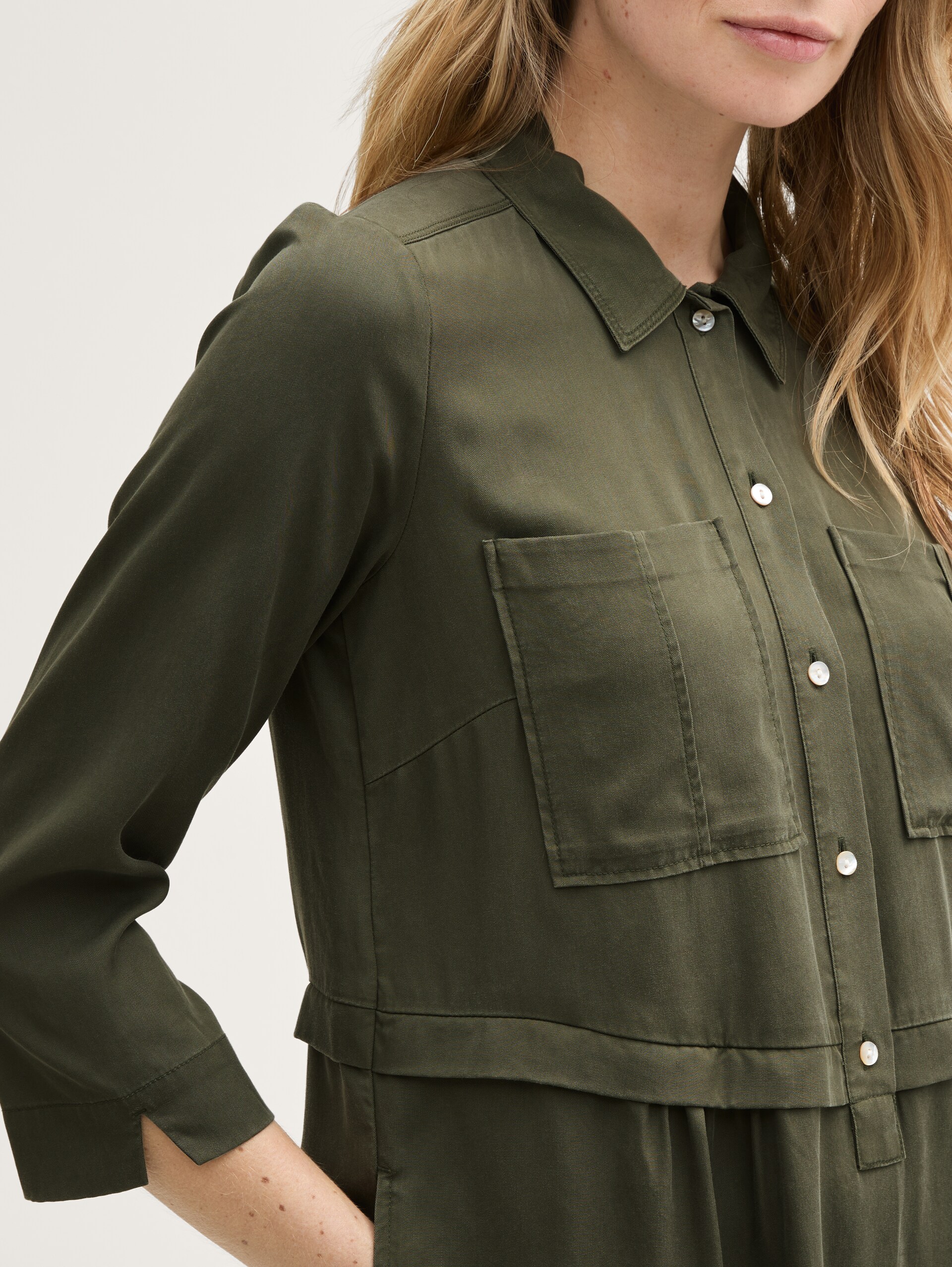 Blousejurk met look - Deep Forest Green - Detailaanzicht model