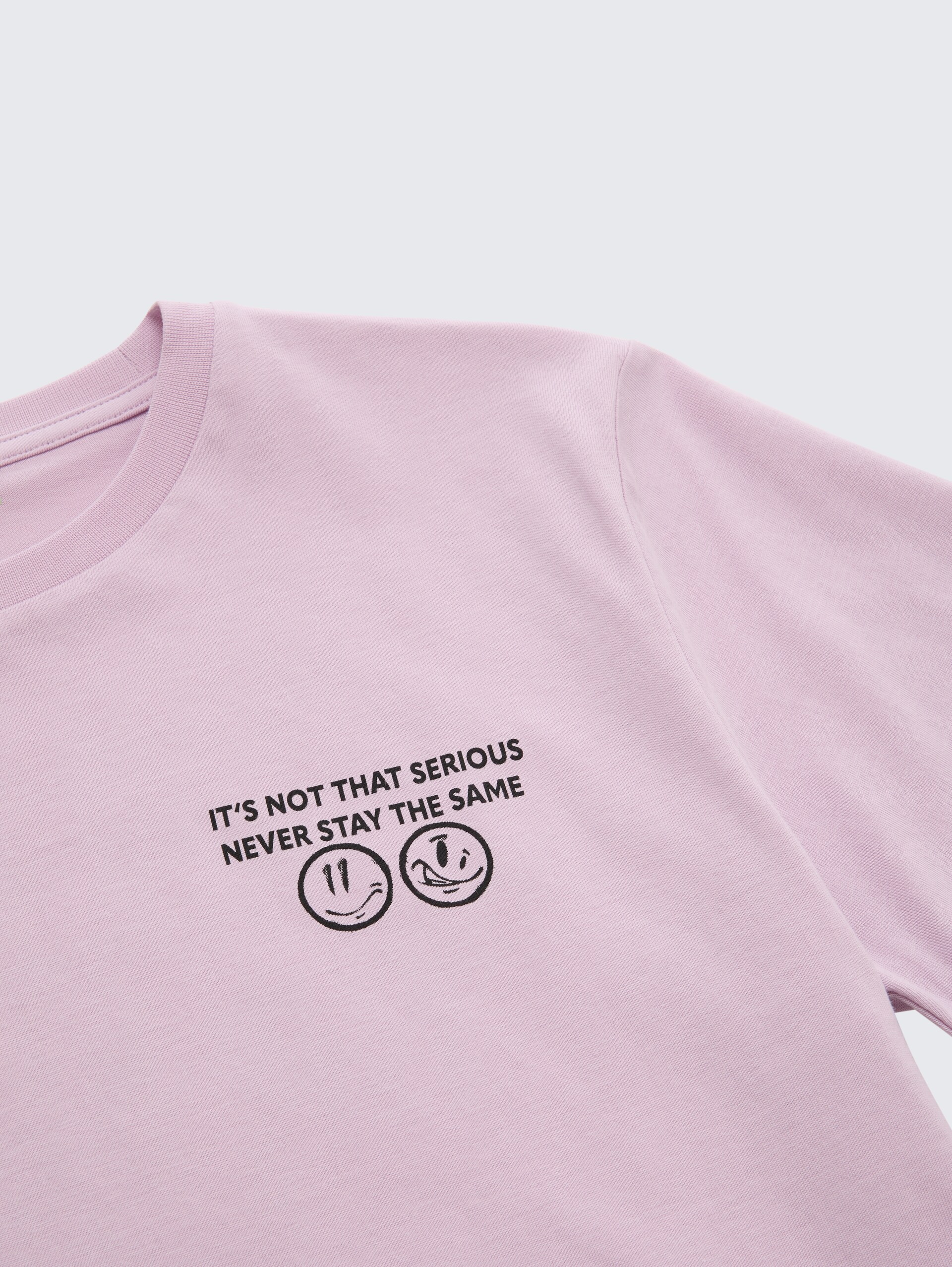 T-Shirt mit Print - grayish pink - Detail-Model-Ansicht