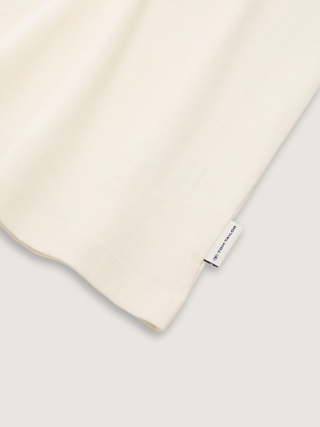 T-Shirt mit Print - Wool White - Detail-Model-Ansicht