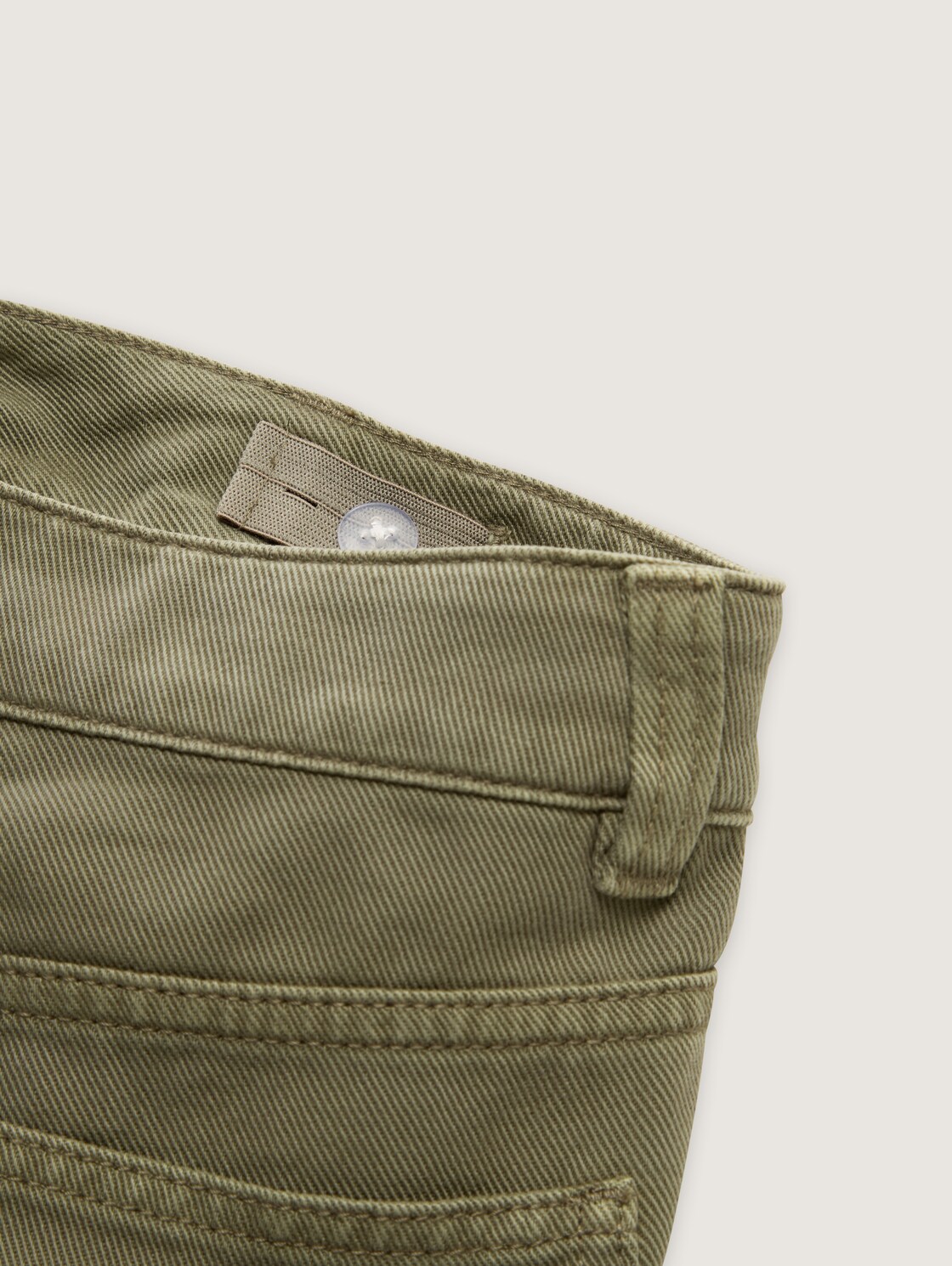 Baggy Utility Hose - Dusty Olive Green - Detail-Model-Ansicht