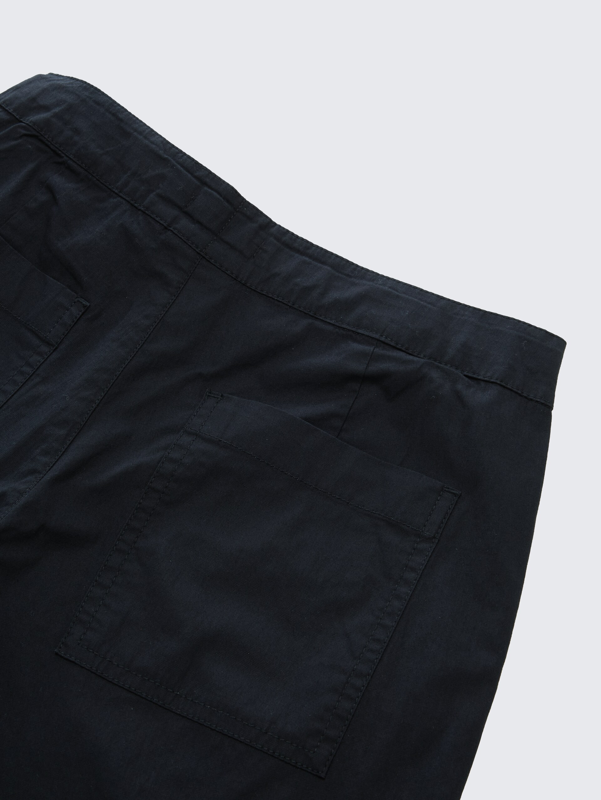 Baggy Fit Parachute Hose - heavy black - Detail-Model-Ansicht