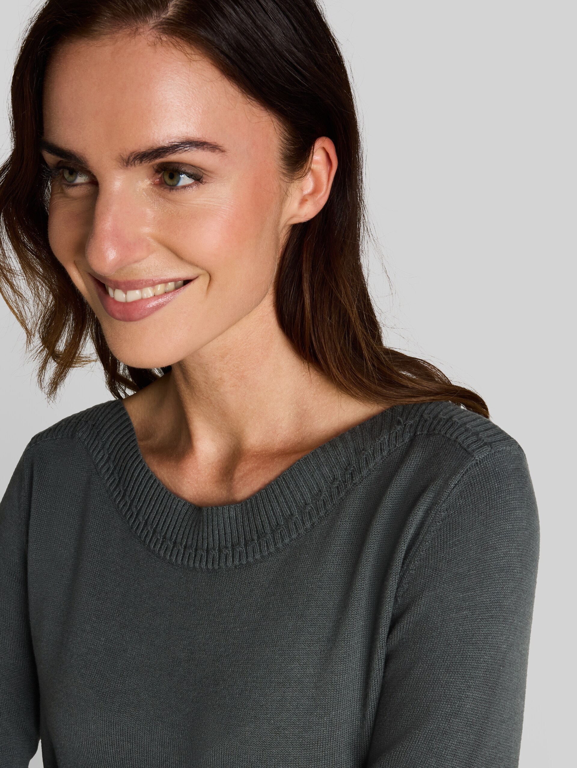Gebreide trui met boothals - Darkest Olive - Detailaanzicht model
