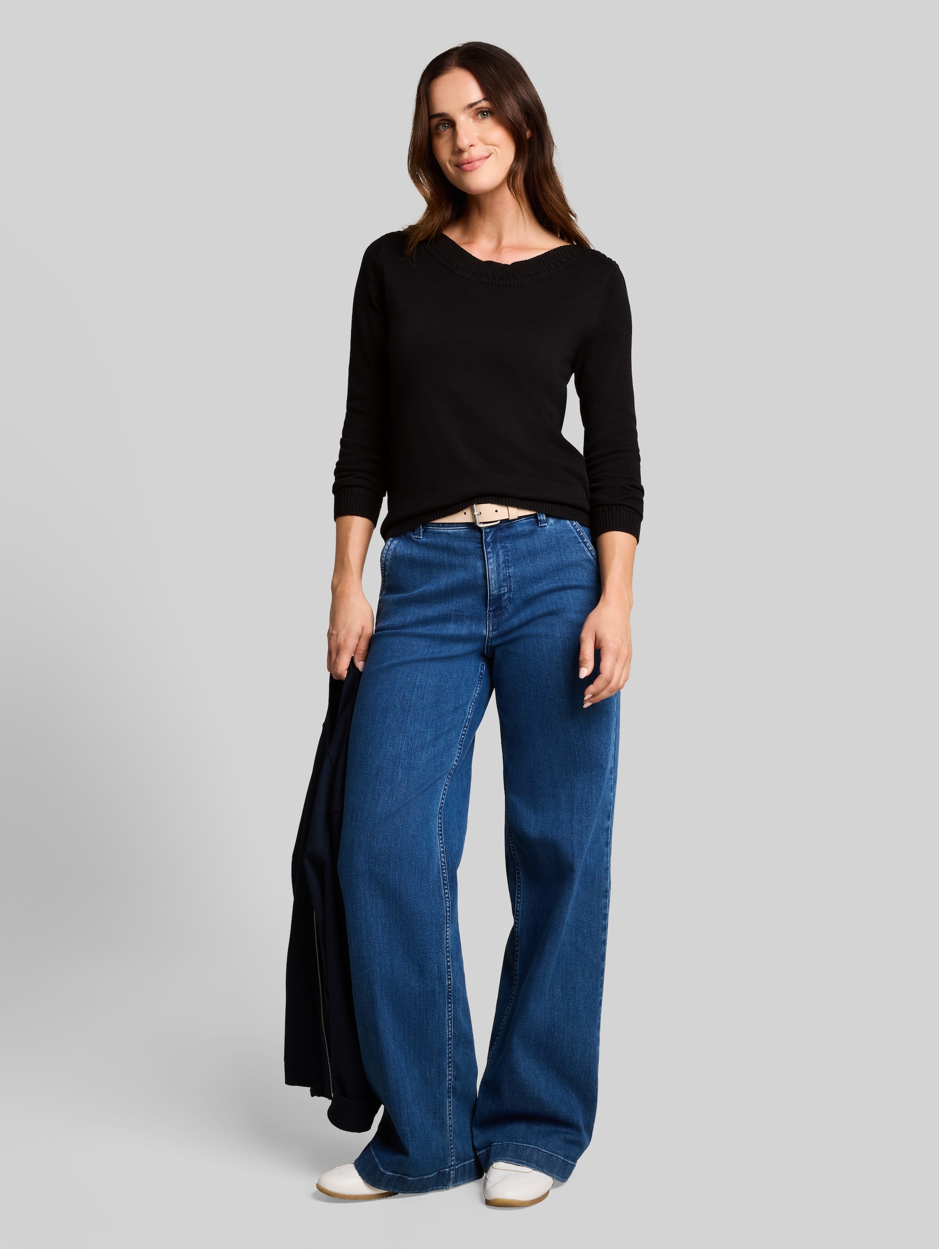 Gebreide trui met boothals - deep black - Model vooraanzicht