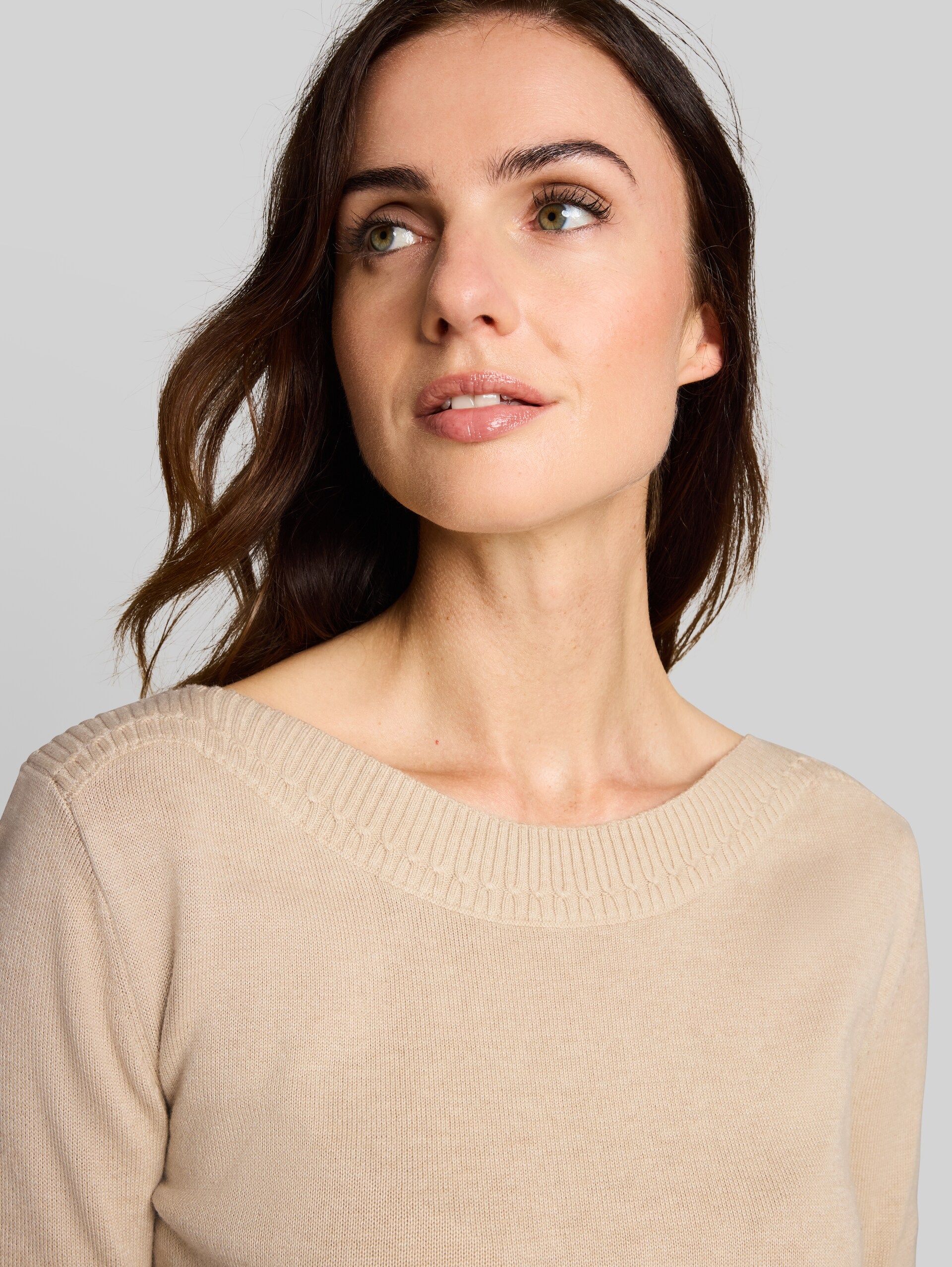 Strickpullover mit U-Boot-Ausschnitt - gravel beige melange - Detail-Model-Ansicht
