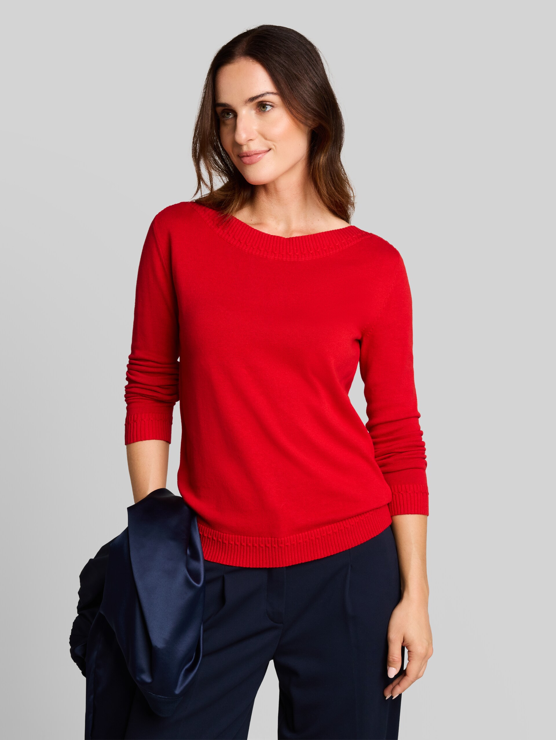 Gebreide trui met boothals - soft scarlet red - Nek model vooraanzicht