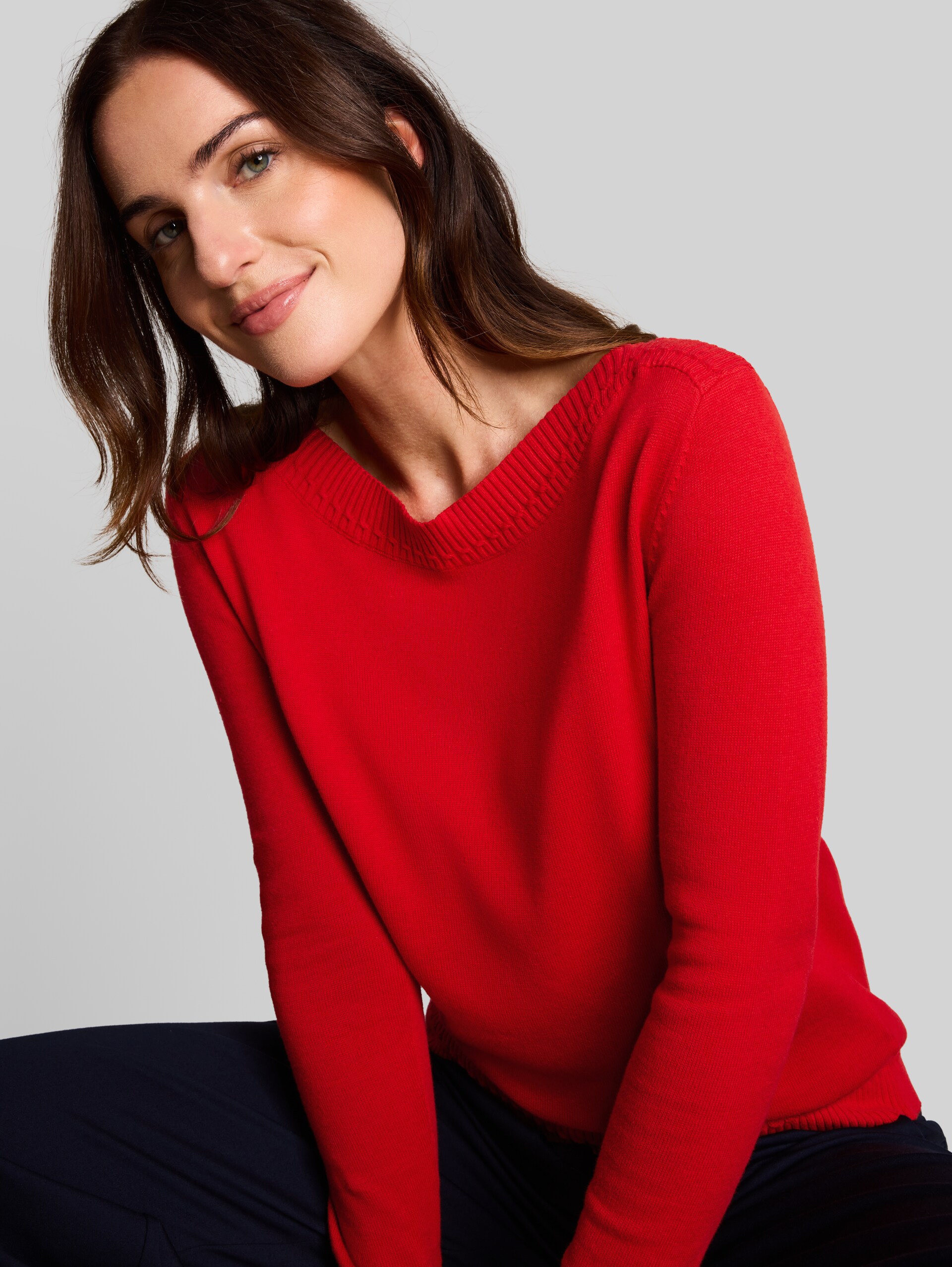 Gebreide trui met boothals - soft scarlet red - Detailaanzicht model