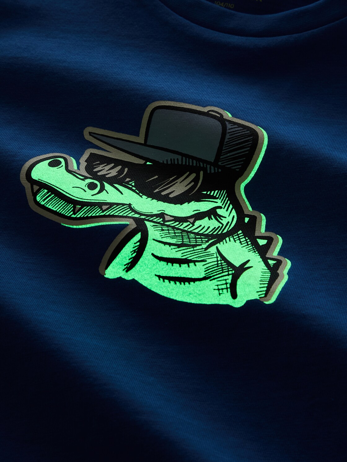 Glow-in-the-Dark T-Shirt - soft mid blue - Detail-Model-Ansicht