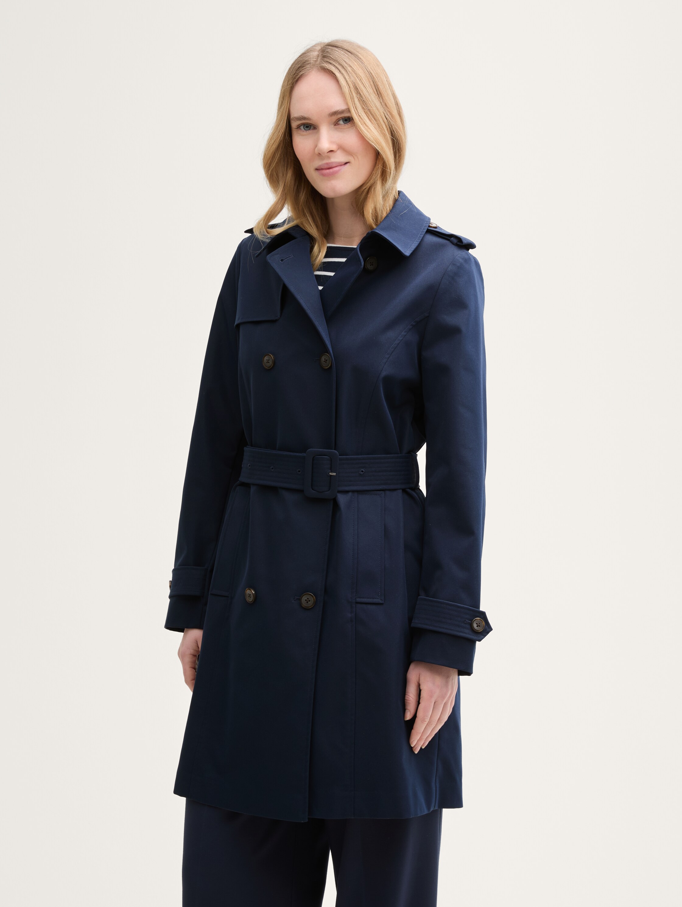 Basic Trenchcoat - blau - Model-Vorderansicht
