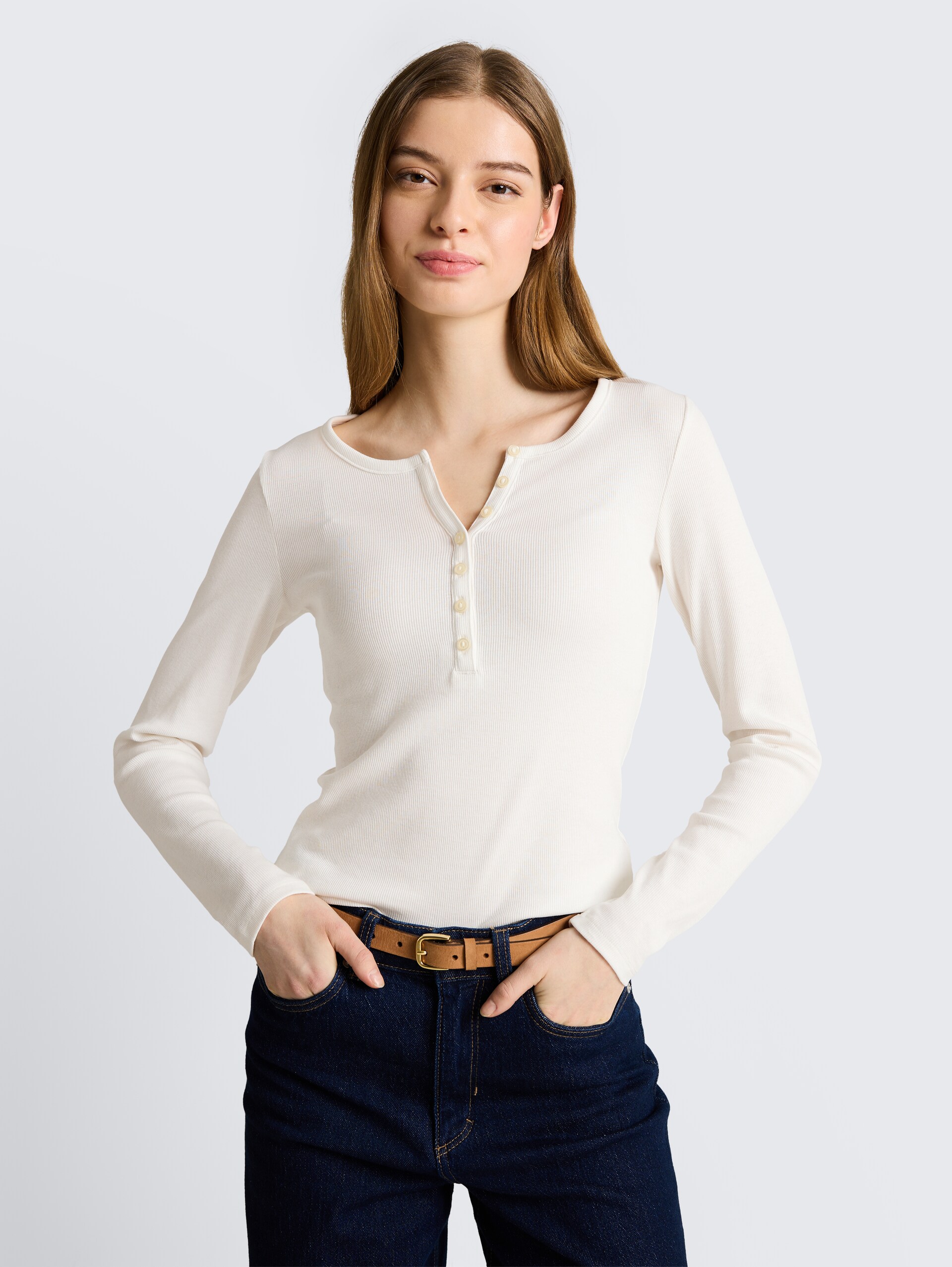 Slim Fit Henley Langarmshirt - off white - Ausschnitt Model-Vorderansicht