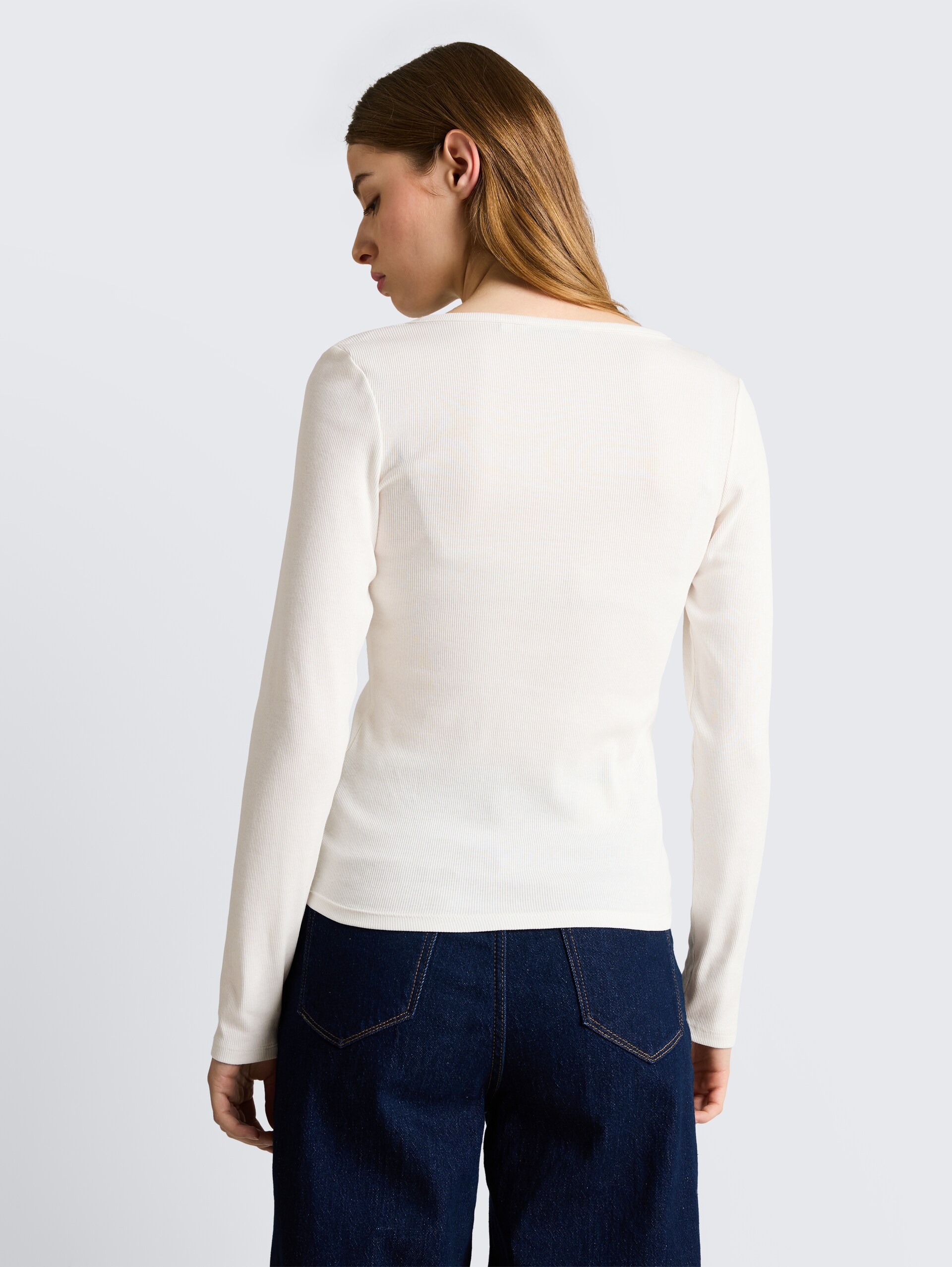 Slim Fit Henley Langarmshirt - off white - Auschnitt Model-Rückansicht