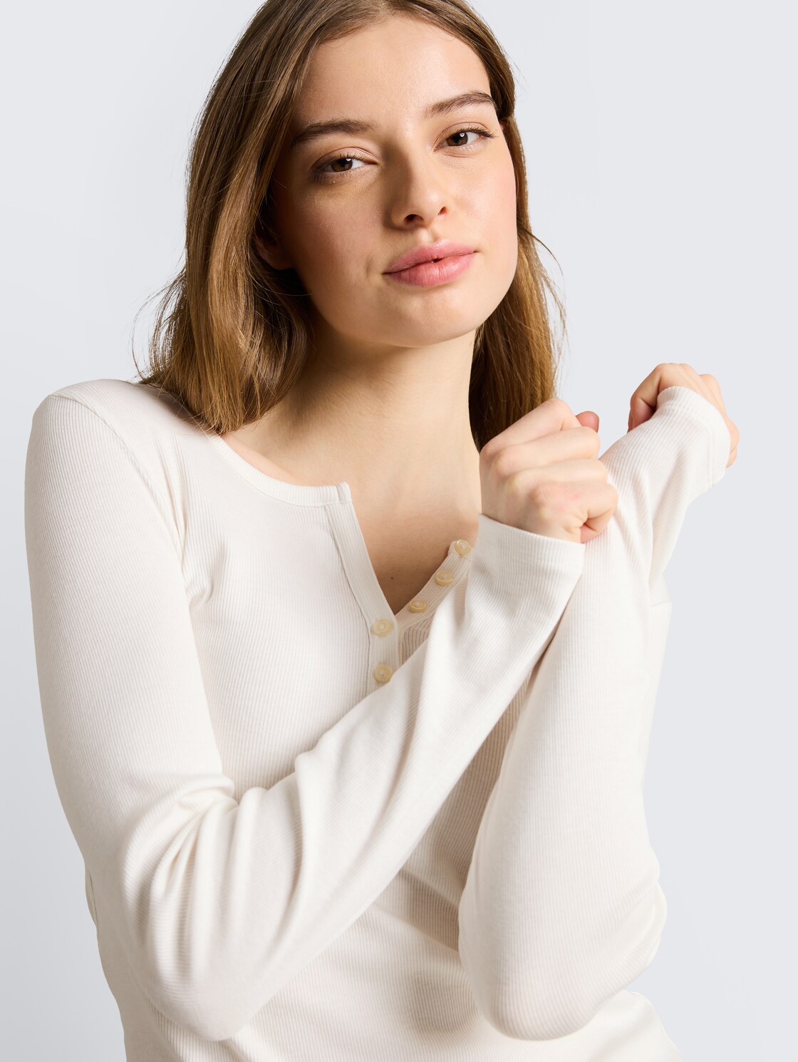 Slim Fit Henley Langarmshirt - off white - Detail-Model-Ansicht