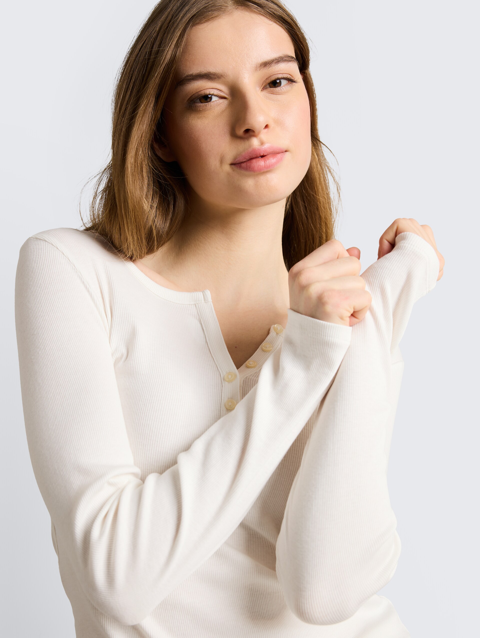 Slim Fit Henley Langarmshirt - off white - Detail-Model-Ansicht